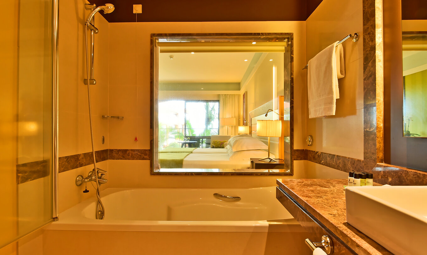 De Superior Kamer van Pestana Promenade heeft een badkamer met bad voorzieningen en een raam met uitzicht op de kamer