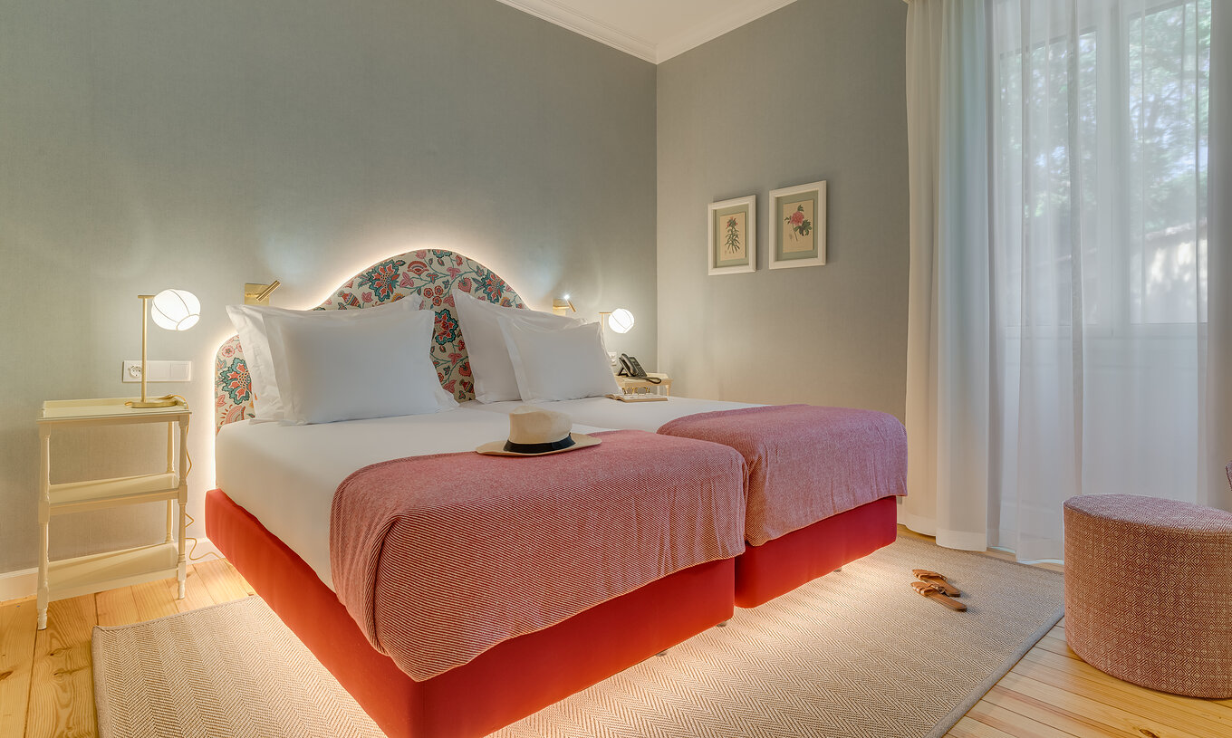 Kamer Klassiek Binnenzicht van Pestana Quinta Perestrello heeft twee eenpersoonsbedden en nachtkastje