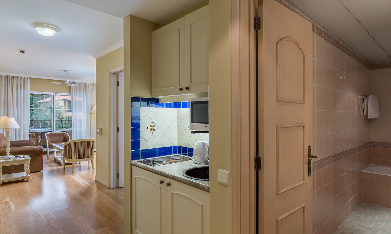 De Superior Familie van Pestana Village heeft een keuken met kookpitten, badkamer en woonkamer