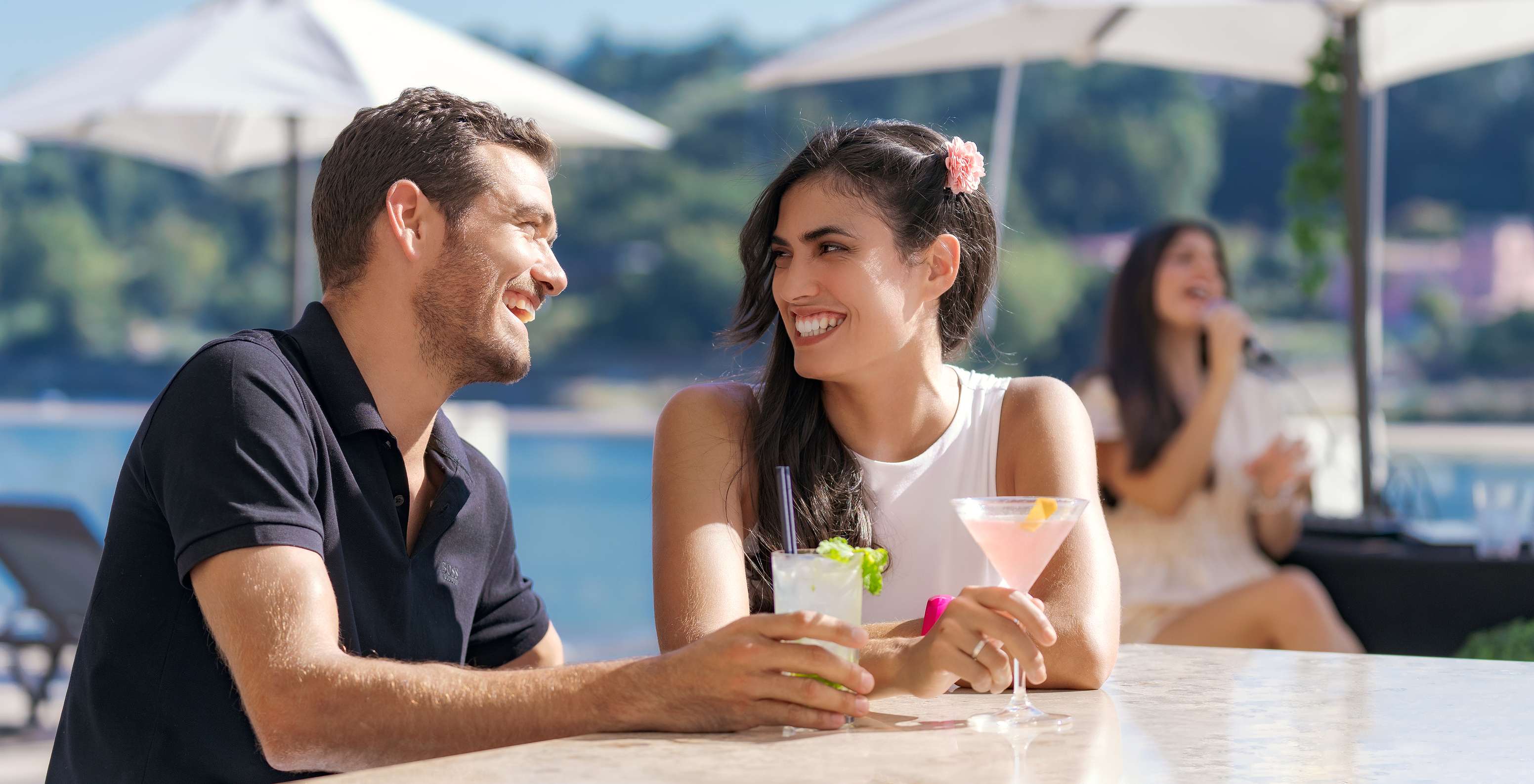 De bar The 2nd Bar, van het premium hotel in Porto, heeft een buitenbar met stoelen en tafels, voor cocktails