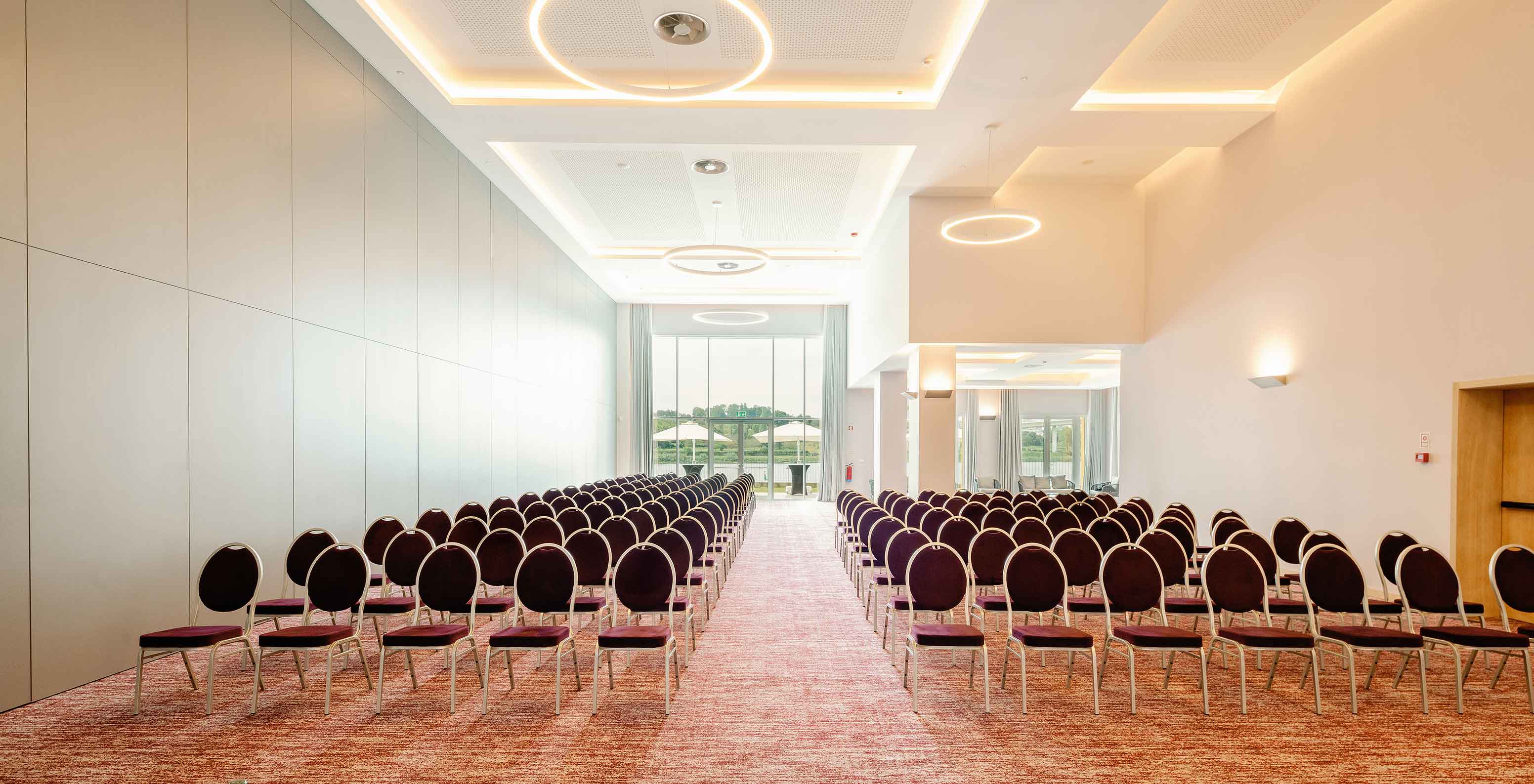 Douro I met stoelen en grote ramen in het Pestana Douro Riverside Hotel met zwembad aan de Douro