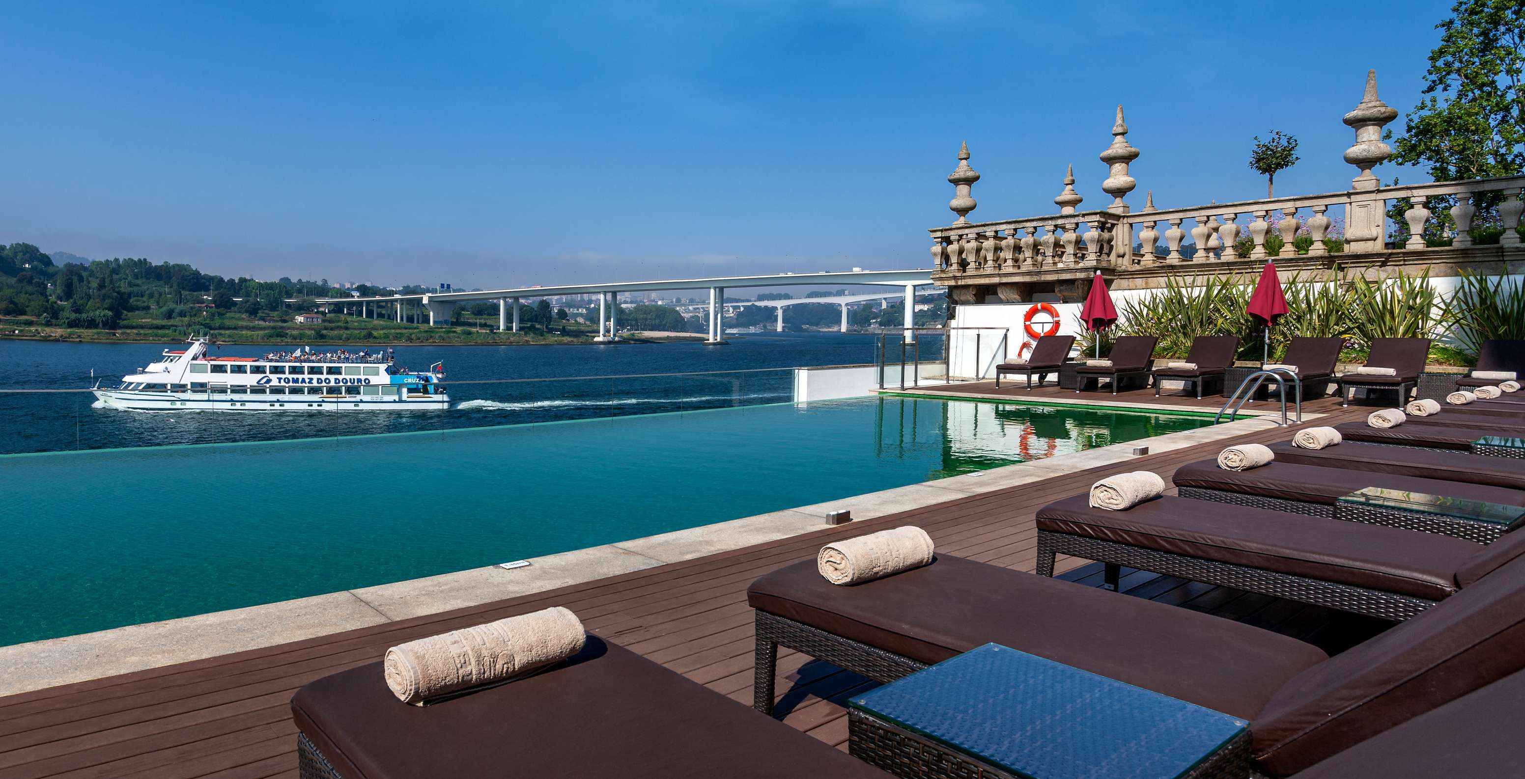 Buitenpool van Pestana Palácio do Freixo, hotel aan de Douro met spa en zwembad, een infinity pool en de Douro