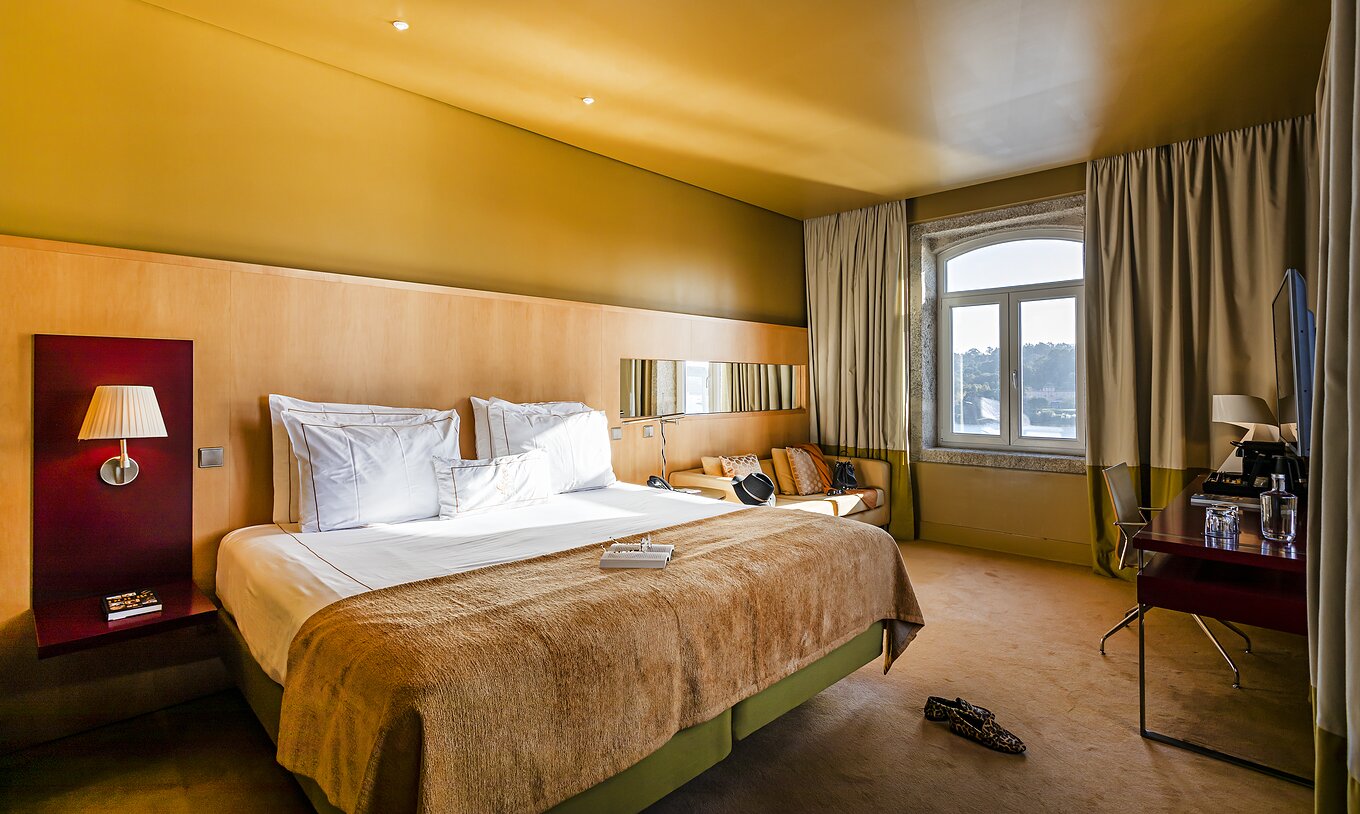 De Deluxe Grand View heeft een tweepersoonsbed en een stenen raam met uitzicht op de Douro