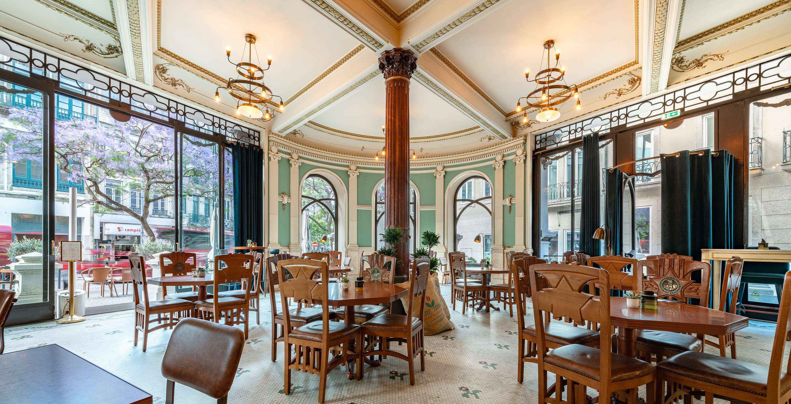 Het historische café A Brasileira, van het 5-sterrenhotel in het centrum van Porto, staat bekend om zijn specialiteitskoffie