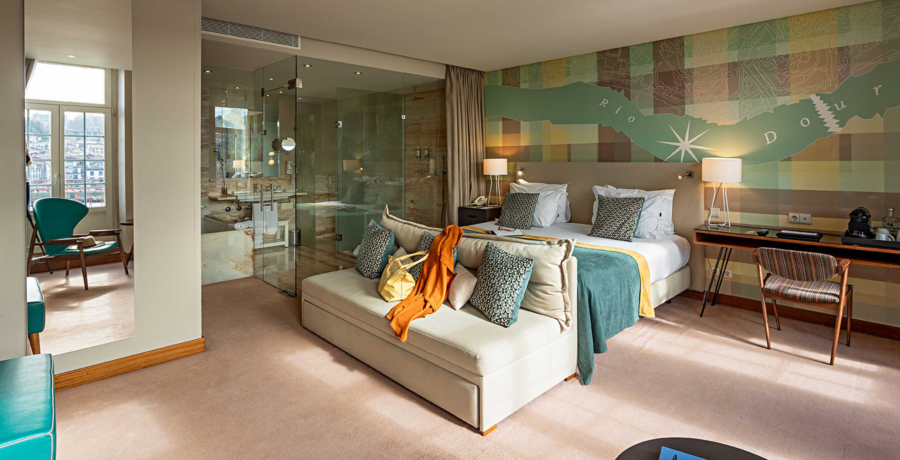 De Vintage Grand View Balcony van het Pestana Vintage Porto heeft een tweepersoonsbed, een bank, een bureau en een spiegel