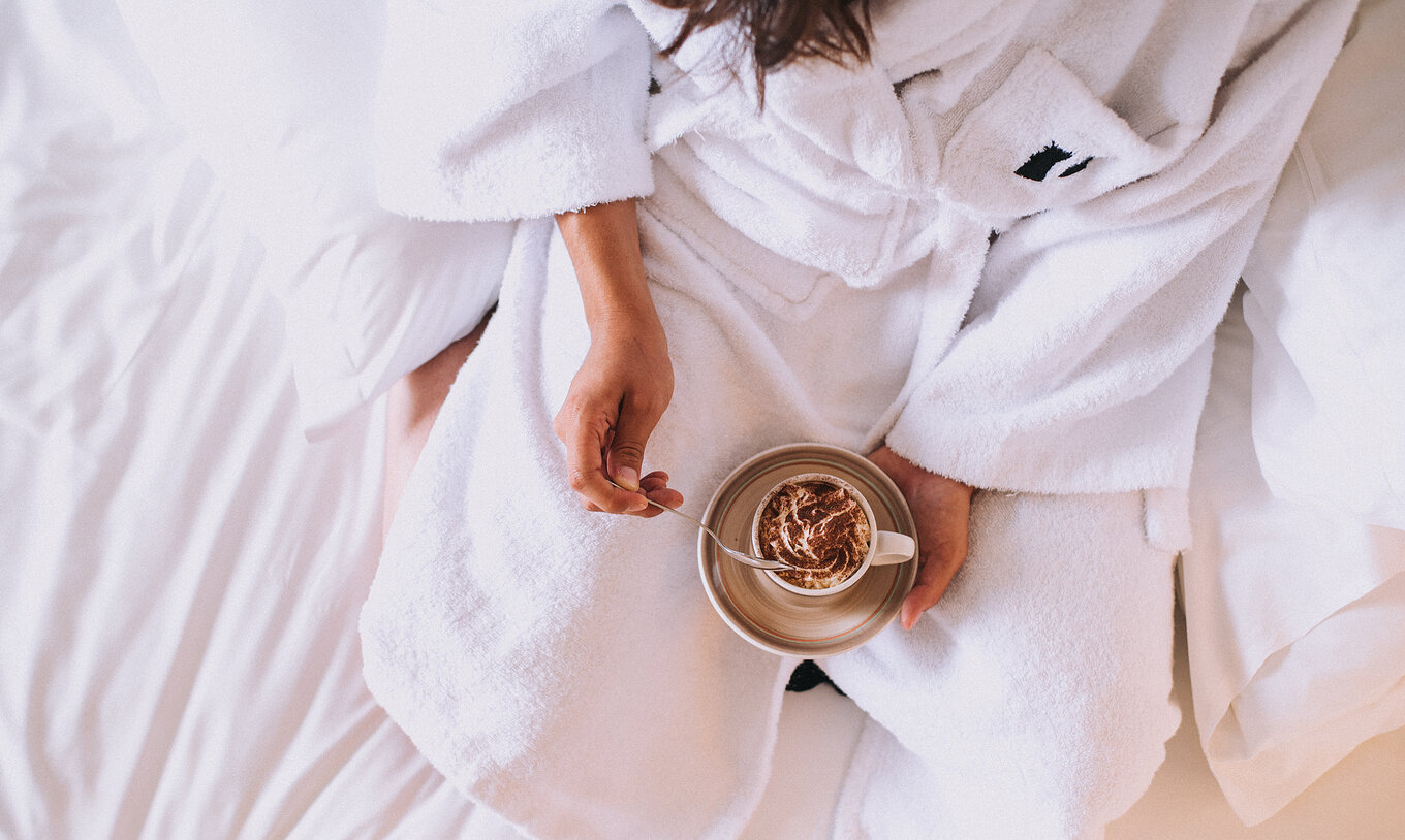 De Superior Van Pestana Miramar São Tomé Heeft Een Witte Badjas Die Je Kunt Dragen En Roomservice Met Koffie