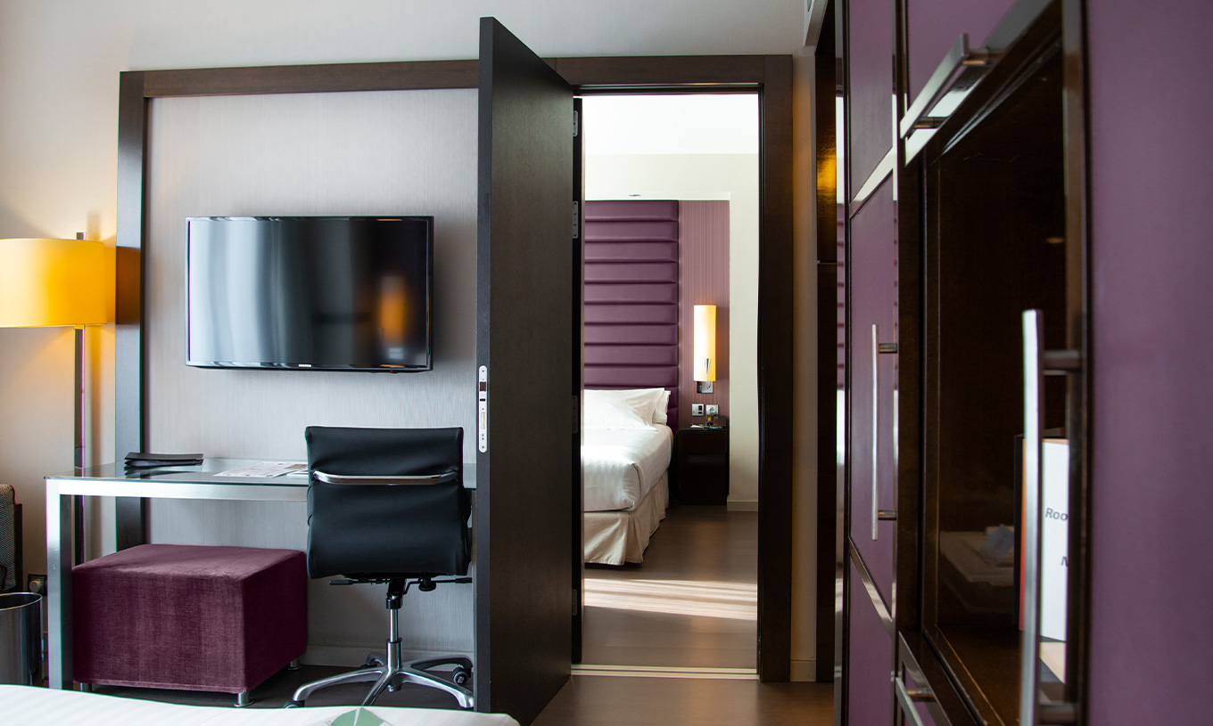 Large Family Room van Pestana Arena Barcelona heeft twee verbindingskamers en televisie in elke kamer