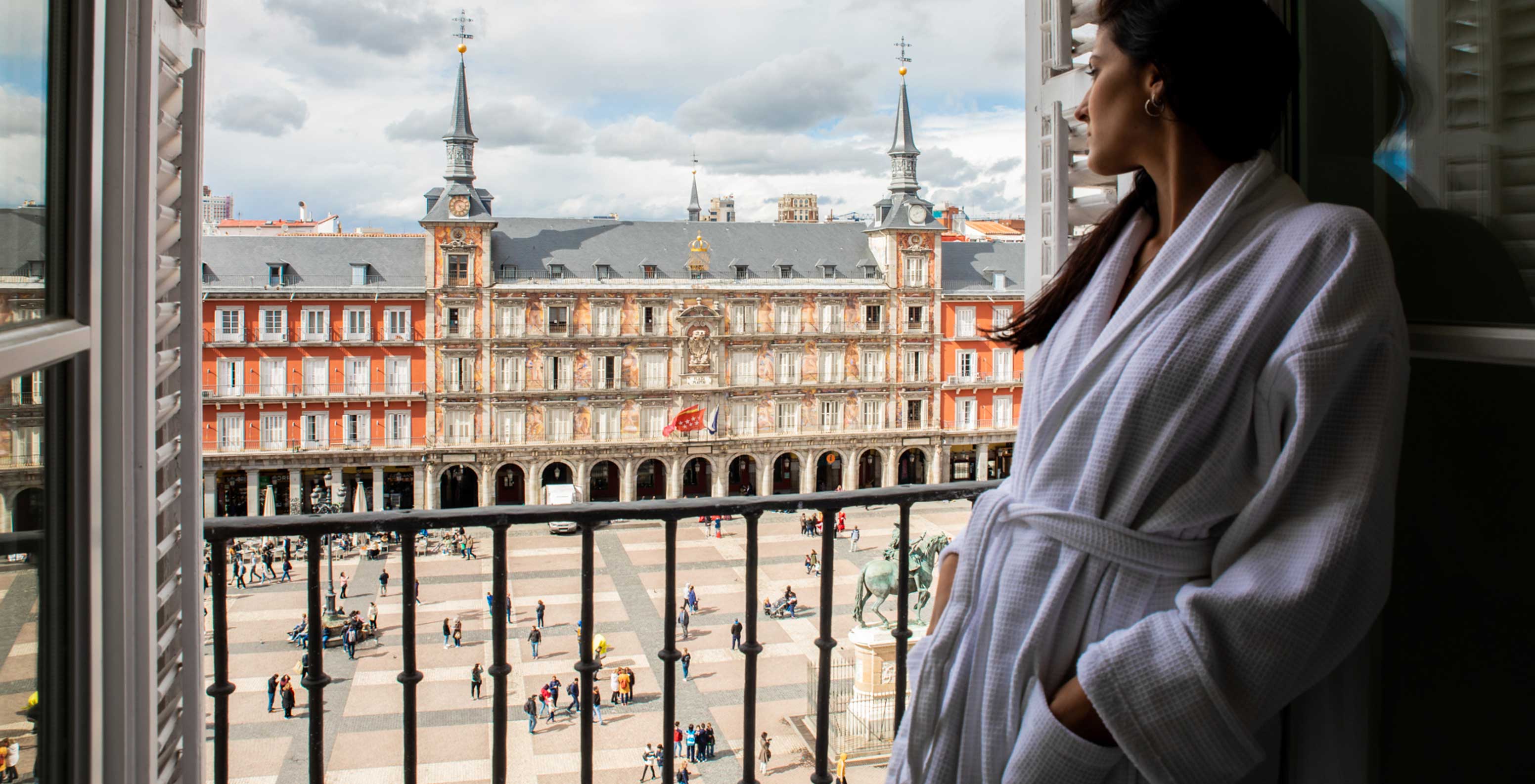 De Superior Plaza Mayor van Pestana Plaza Mayor Madrid heeft bed, groot raam, balkon met zicht op Plaza Mayor