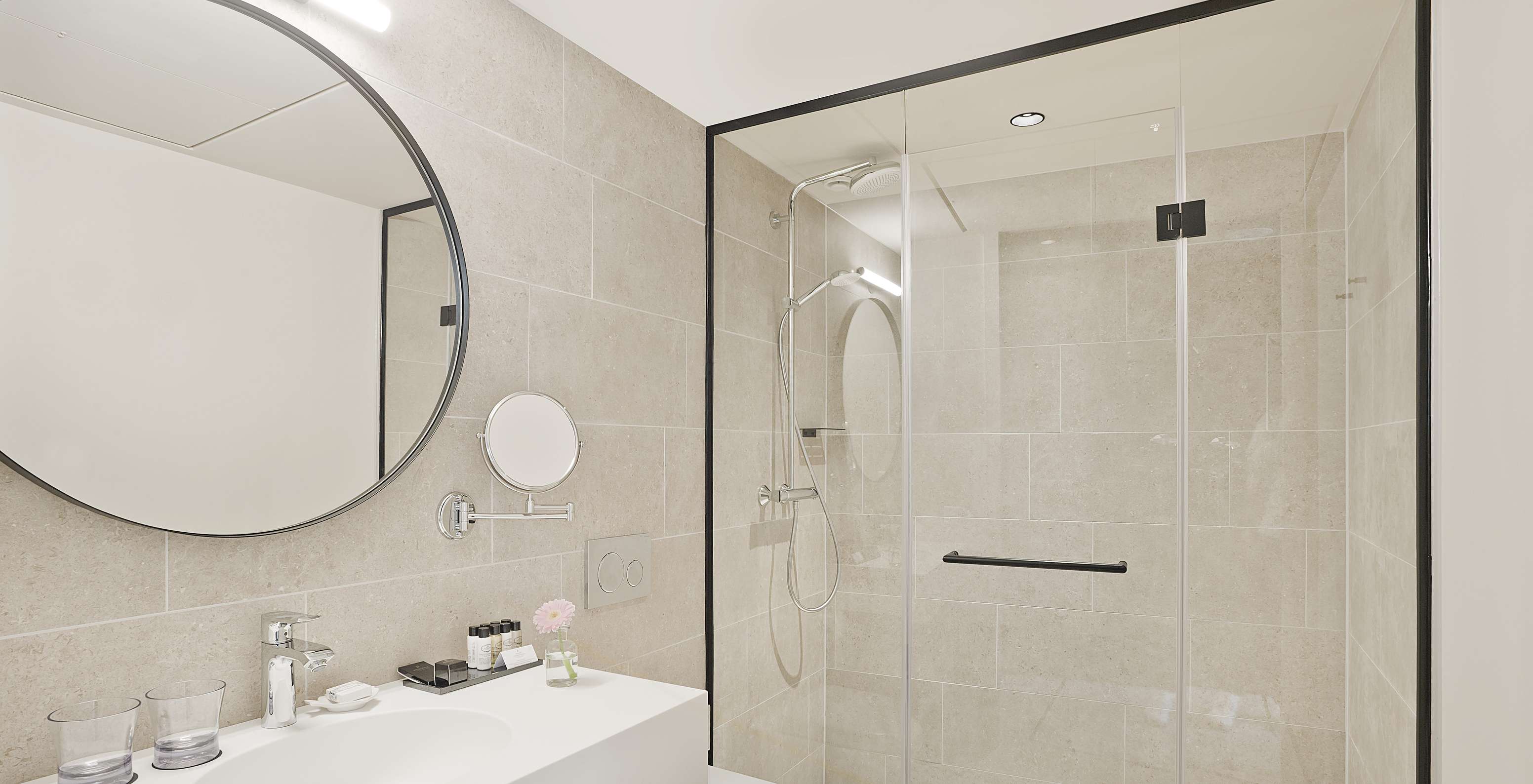 Superieure - Rivierzicht kamer Pestana Amsterdam Riverside heeft badkamer met spiegel, wastafel, handdoeken en douche