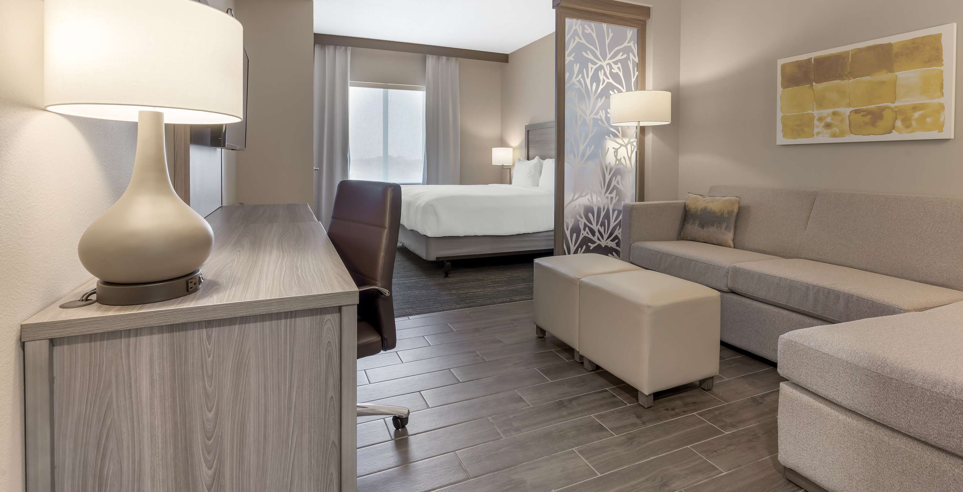 De King Master Suite Van Pestana Orlando Suites Lake Buena Vista Heeft Een Tweepersoonsbed Bureau Sofa En Lamp