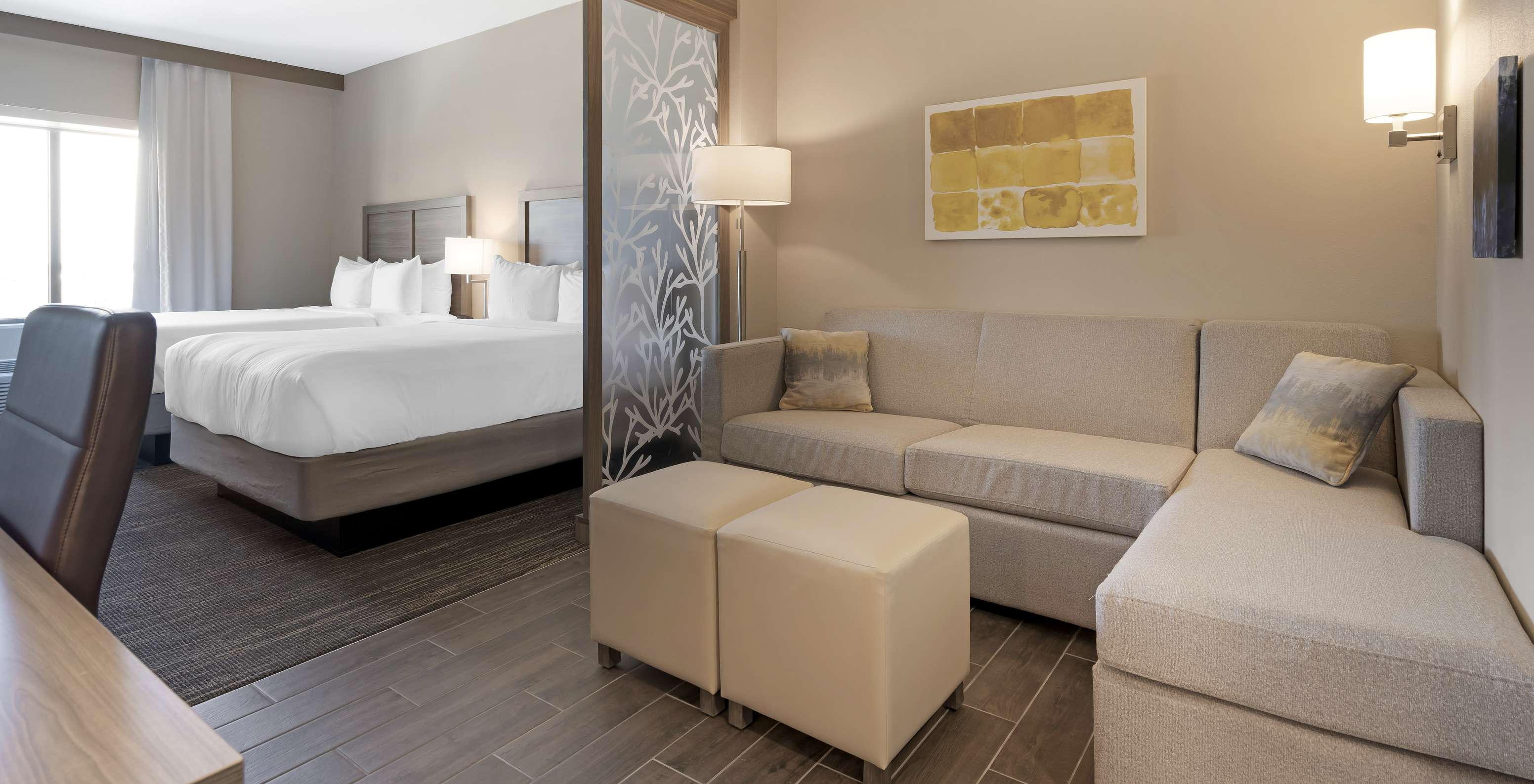 De ADA Double Queen Suite Van Pestana Orlando Suites Lake Buena Vista Heeft Twee Tweepersoonsbedden Bureau Sofa En Lamp