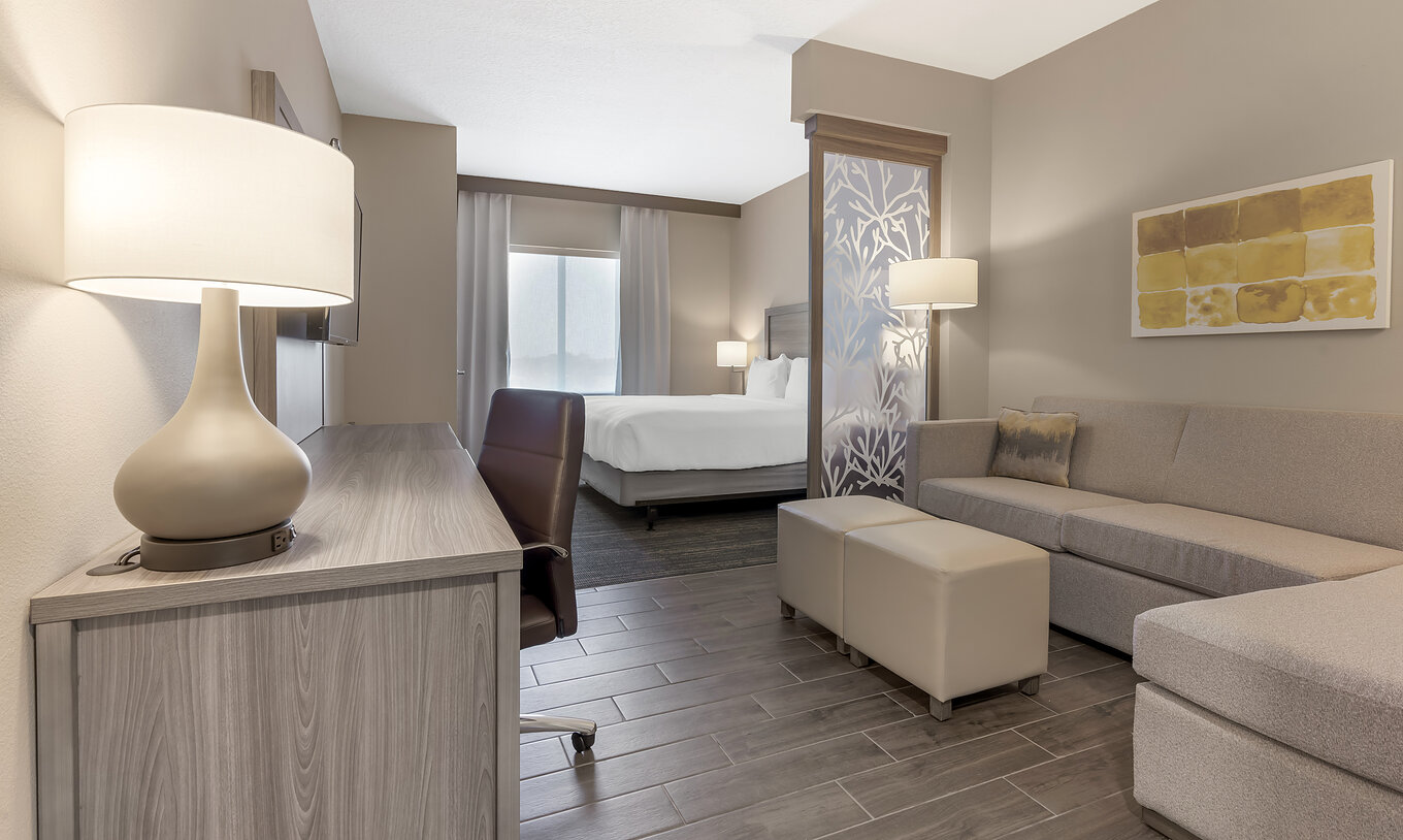 De King Master Suite Van Pestana Orlando Suites Lake Buena Vista Heeft Een Tweepersoonsbed Bureau Sofa En Lamp