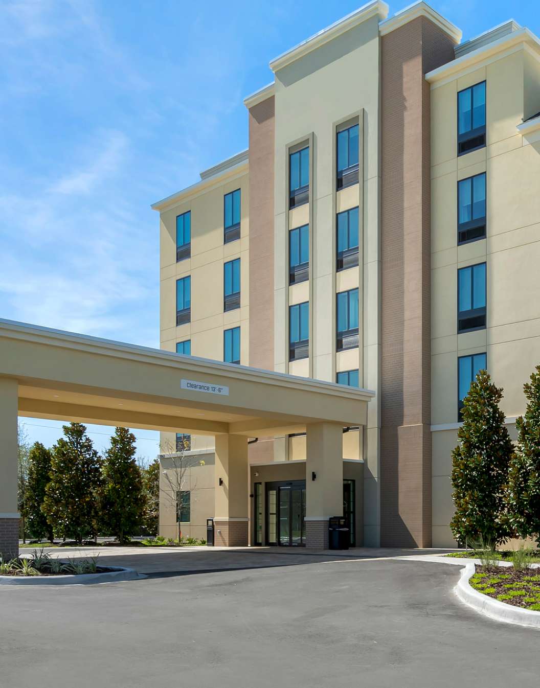 Exterieur Pestana Orlando op een dag met helderblauwe lucht en enkele wolken