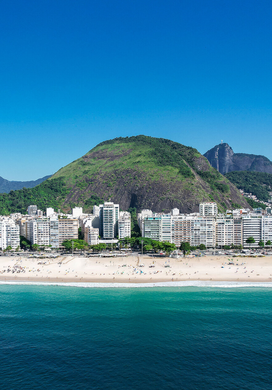 Descubra o Brasil, e aproveite as praias de areia branca e águas cristalinas, e explore a cidade do Rio