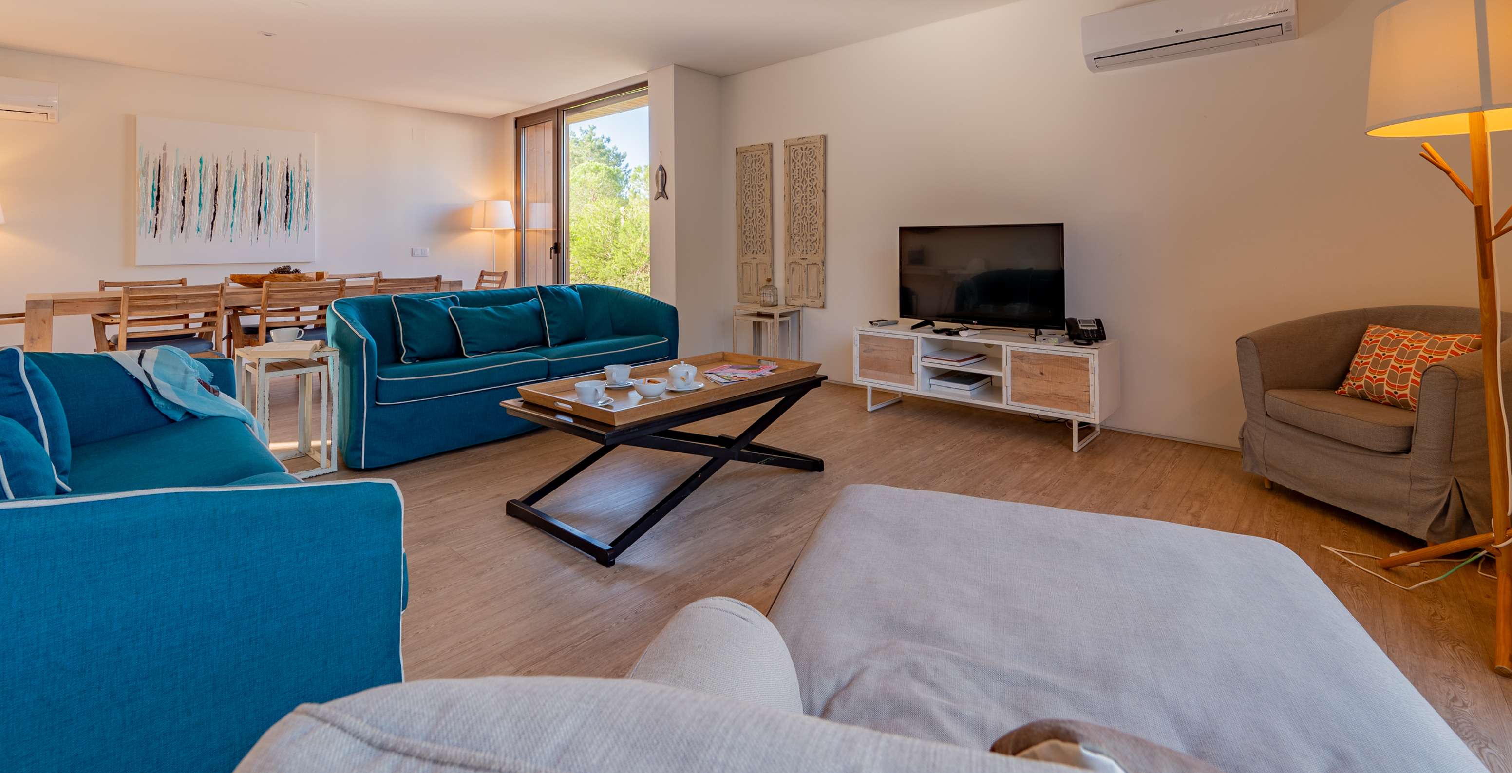 O Deluxe 4 Bedroom Villas com Piscina Privada do Pestana Tróia Eco Resort tem uma sala com vários sofás e uma mesa de apoio