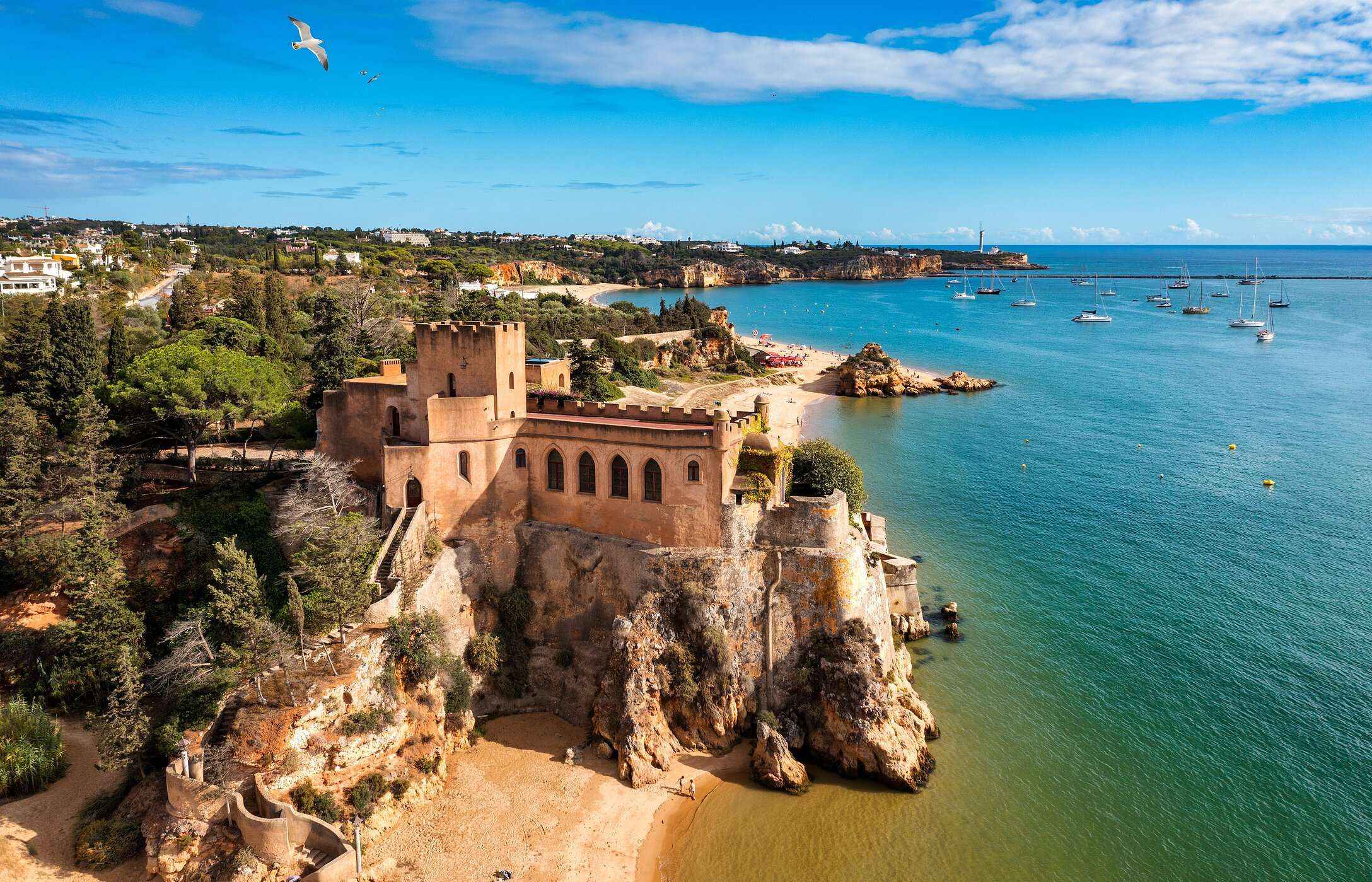 Vista aérea do Castelo de São João do Arade, no Algarve, situado numa falésia rochosa com vista para o mar