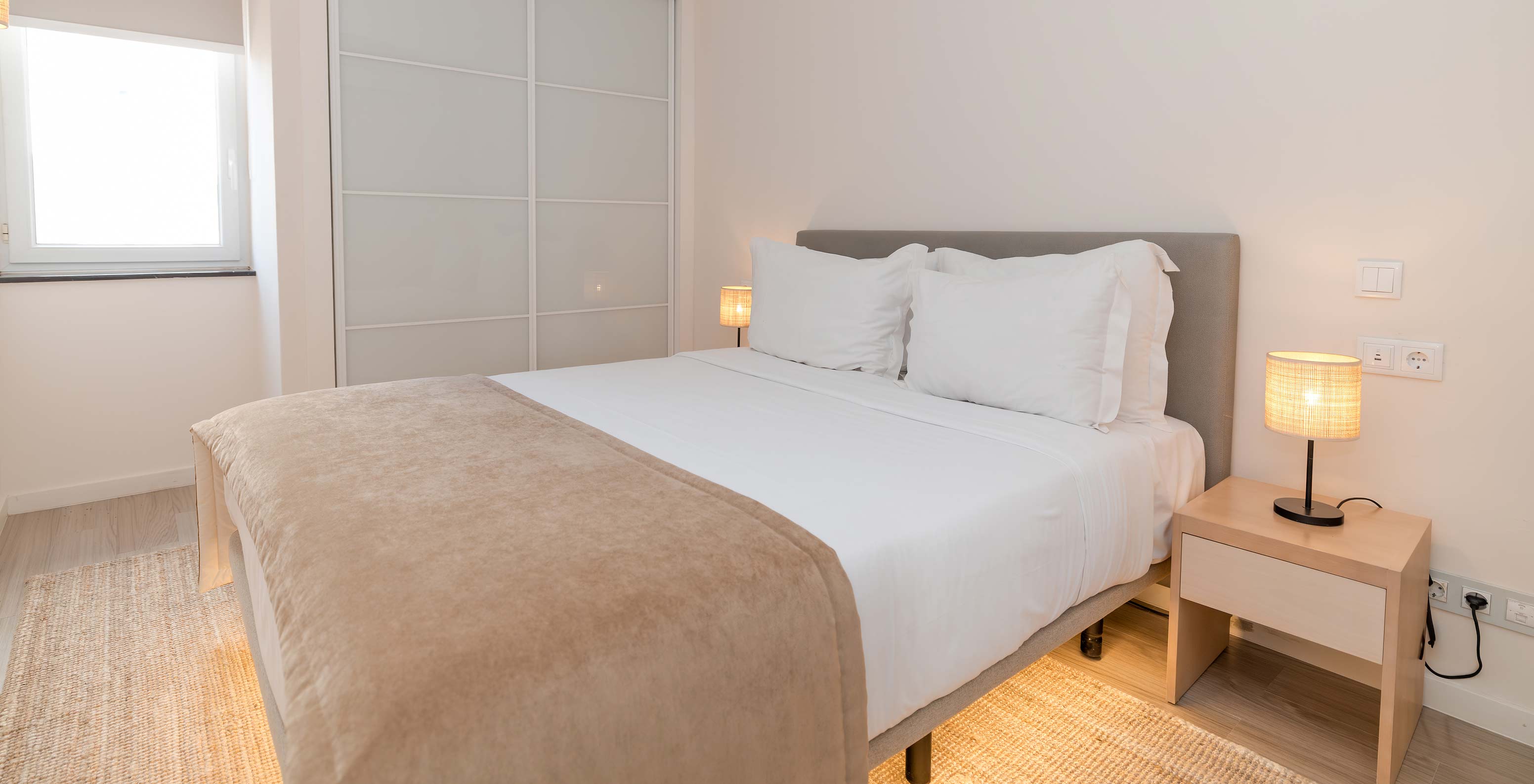 A Villa 2 Quartos Superior Vista Jardim do Pestana Alvor Beach Villas tem um quarto com armário embutido e cama de casal