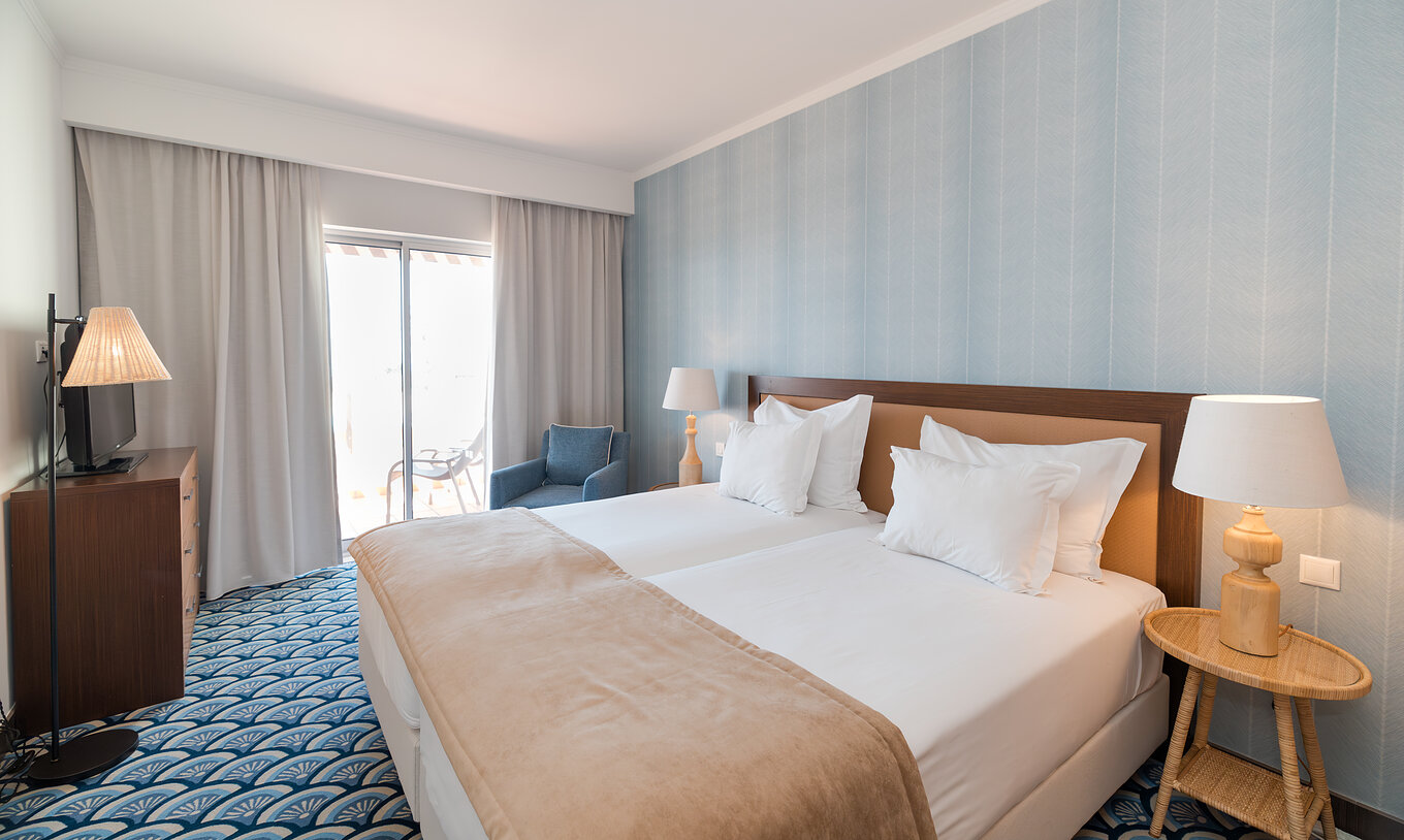 O Apartamento T1 Vista Mar do Pestana Alvor Beach Villas tem um quarto com duas camas, um sofá e janela com varanda