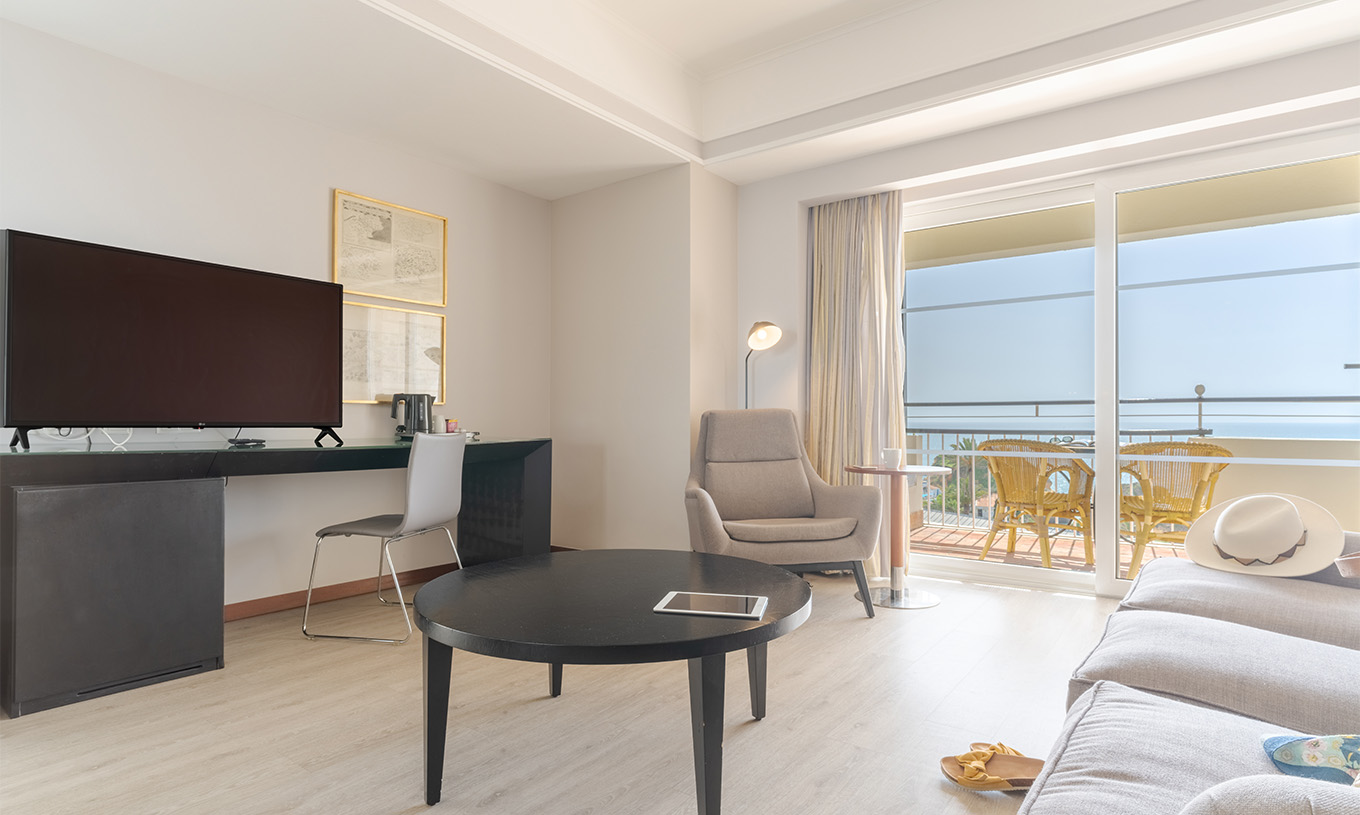 A Suite Vista Mar do Pestana Alvor Praia tem um sofá com mesa de centro, secretária com televisão e varanda com vista mar