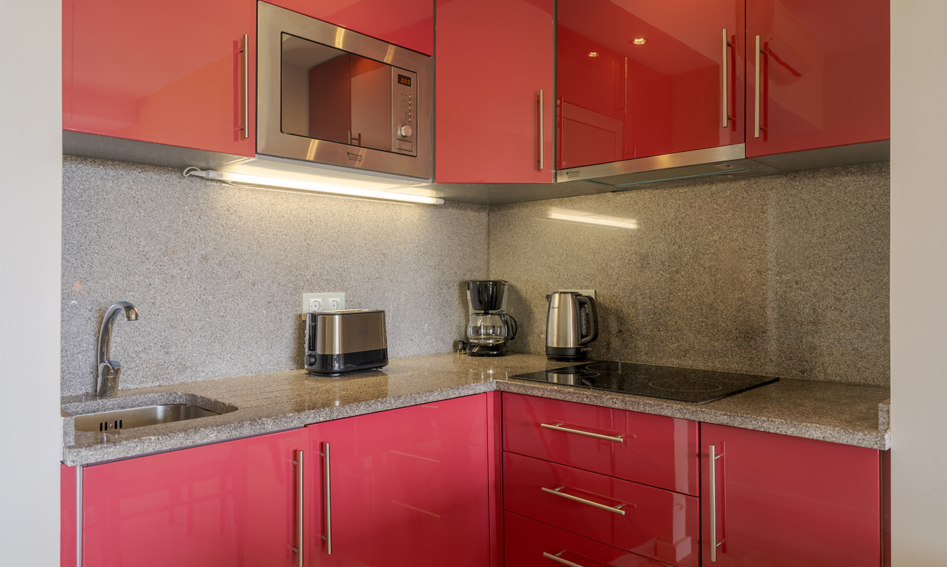 A Suite T2 Duplex Vista Mar do Pestana Alvor Praia tem cozinha com fogão, micro-ondas, chaleira, cafeteira e torradeira