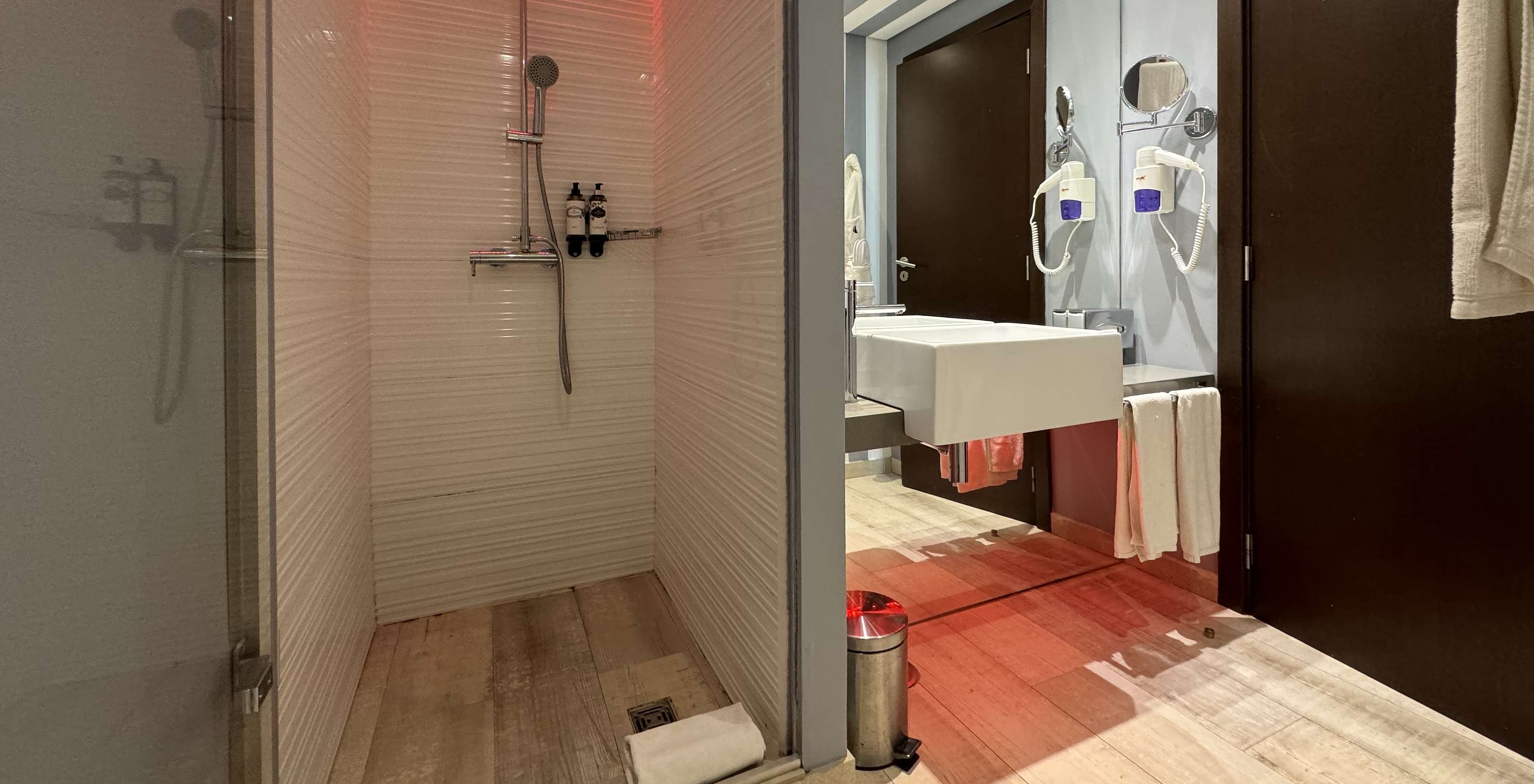 O Deluxe Varanda Vista Mar ou Piscina - Exclusivo Website do Pestana Alvor South Beach tem uma casa de banho com poliban