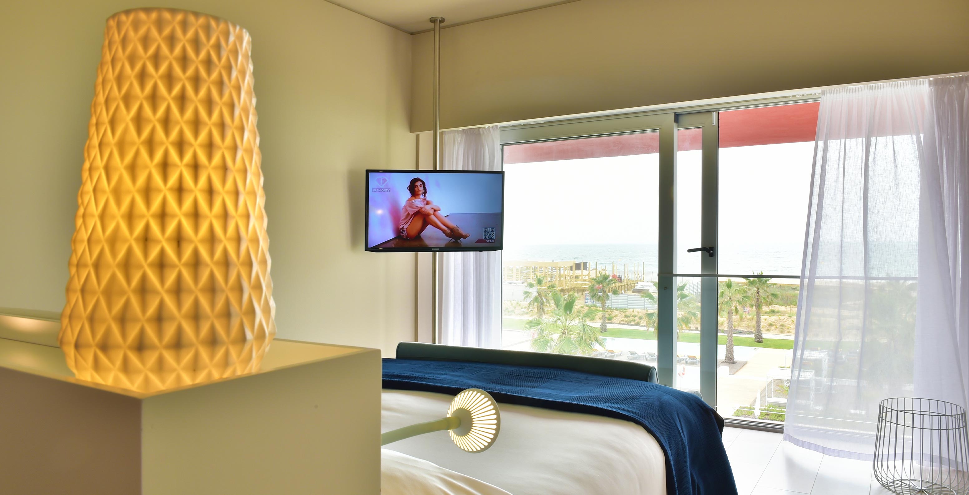 O Deluxe Vista Mar do Pestana Alvor South Beach tem uma cama de casal, uma televisão e uma janela