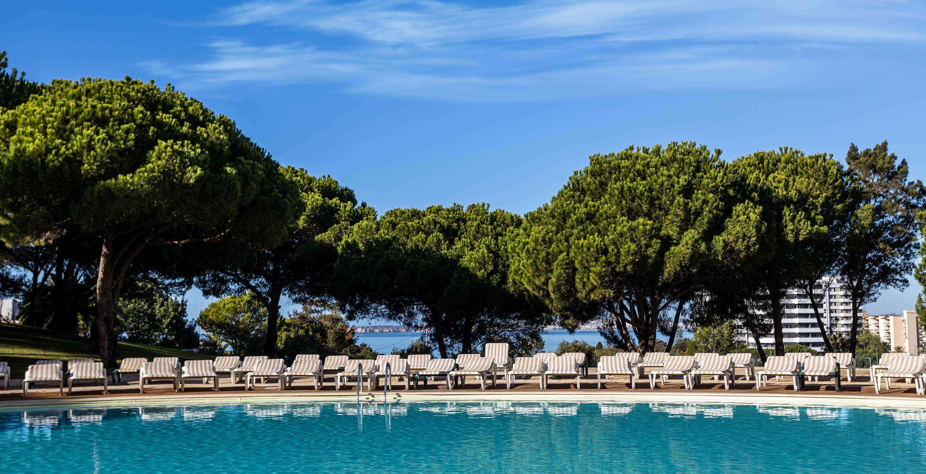 O Pestana Blue Alvor Beach é um hotel 5 estrelas perto da praia e tem três piscinas exteriores com várias espreguiçadeiras