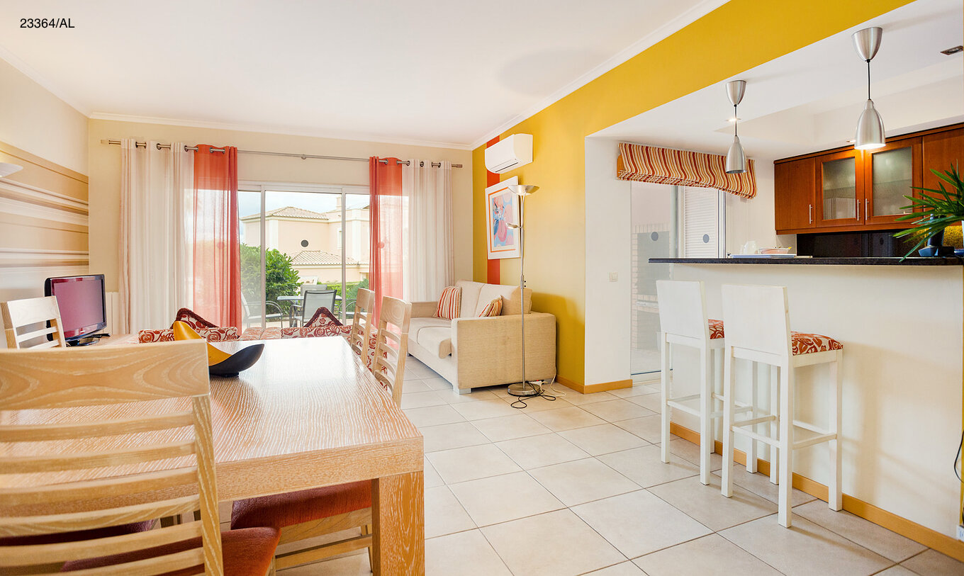O Apartamento T1 Standart do Pestana Carvoeiro Golfe tem um cozinha aberta para a sala de jantar e estar 