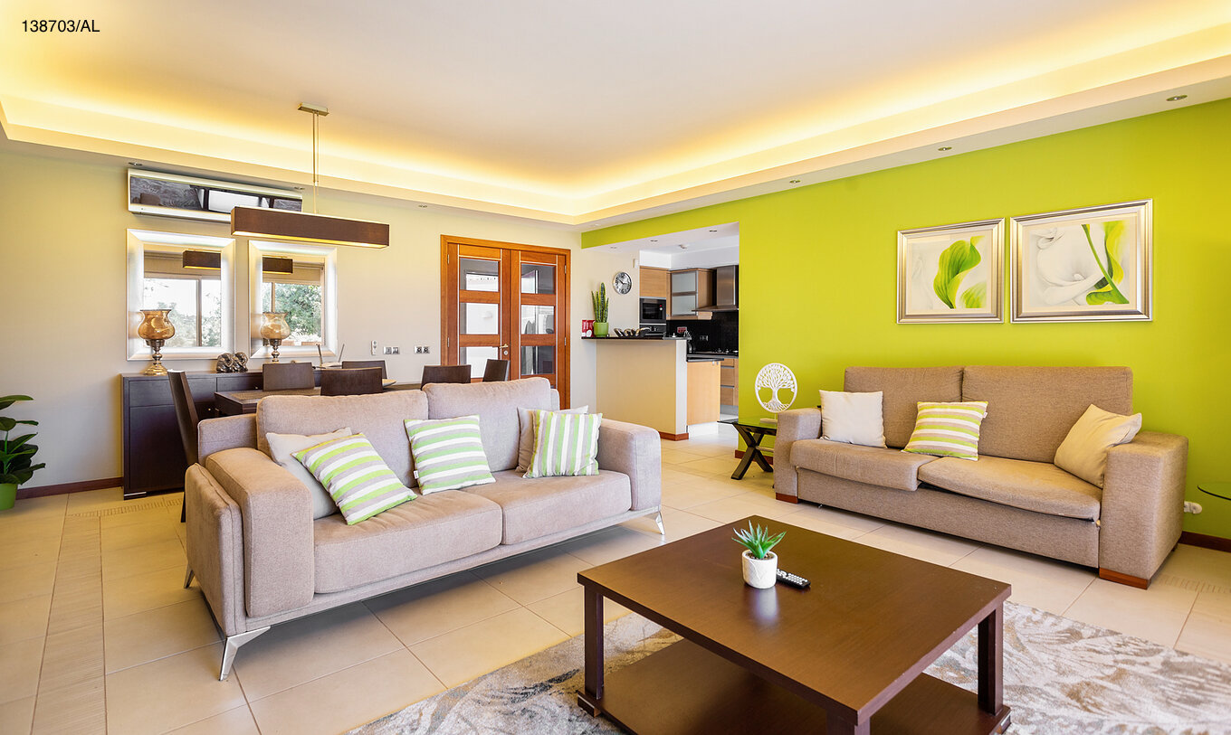 O Apartamento T2 Superior do Pestana Carvoeiro Golfe tem uma sala de estar com dois sofás beiges e uma mesa de centro