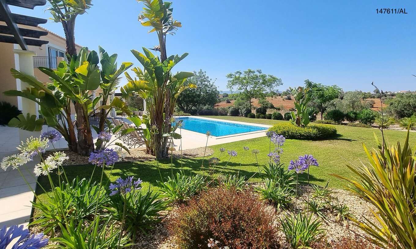 A Moradia V5 Superior do Pestana Carvoeiro Golfe tem um pátio exterior com piscina, relva, e árvores à volta