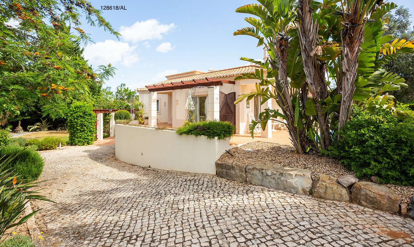 A Moradia V3 Superior do Pestana Carvoeiro Golfe tem um pátio exterior com relva e árvores à volta 