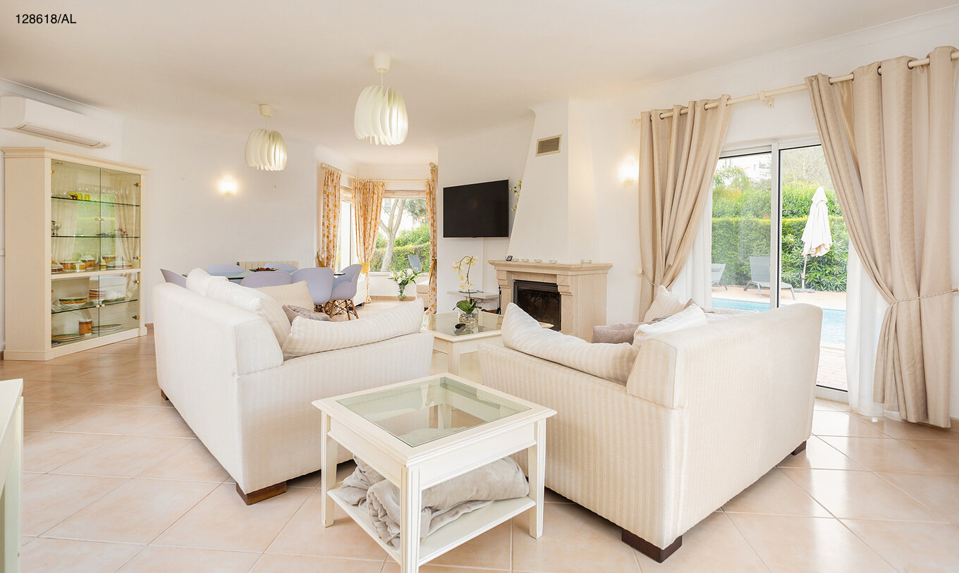 A Moradia V3 Superior do Pestana Carvoeiro Golfe tem uma sala de estar com dois sofás, televisão e vista para o exterior