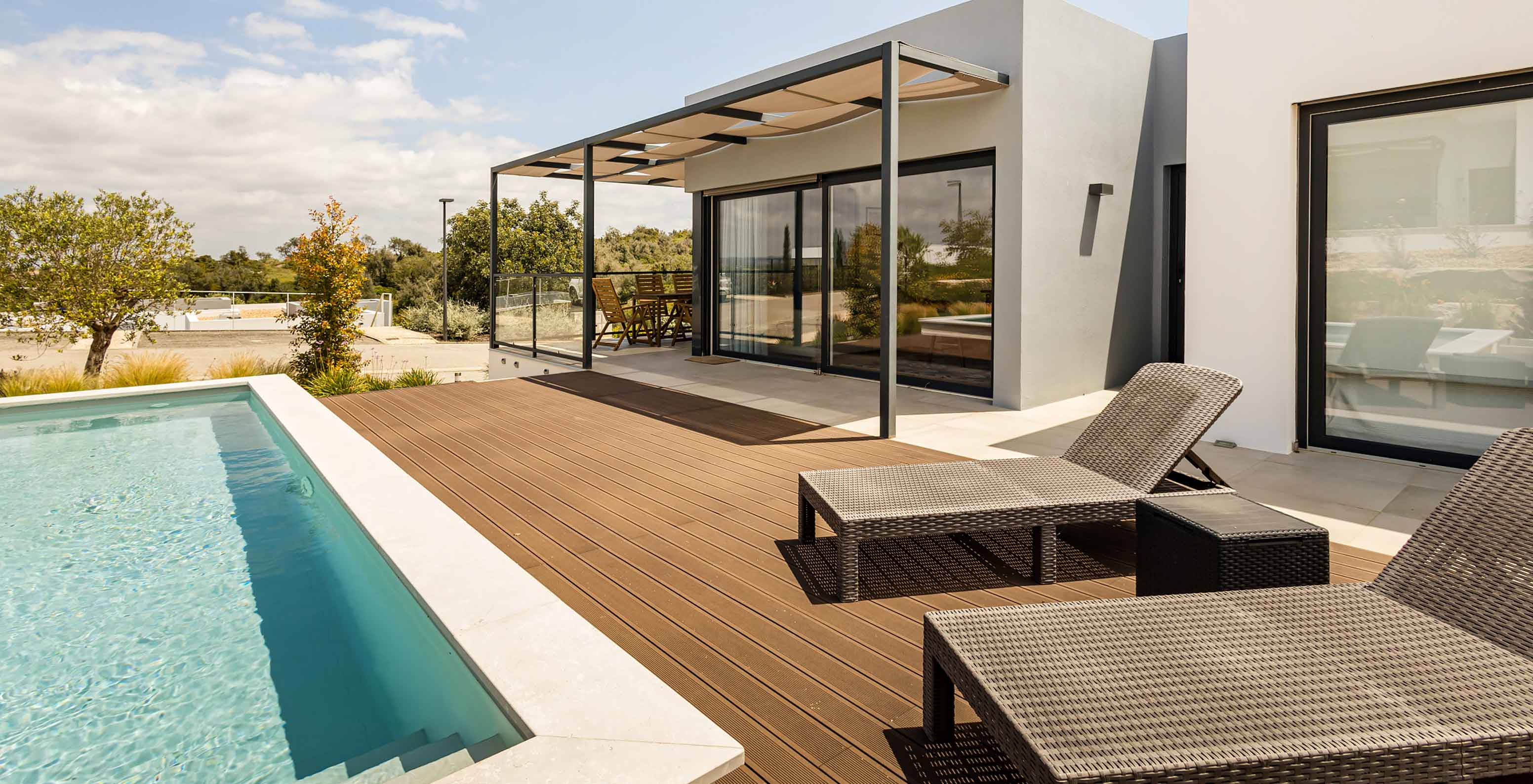 Villa do Pestana Valley Nature Village com um terraço com piscina e uma pérgola