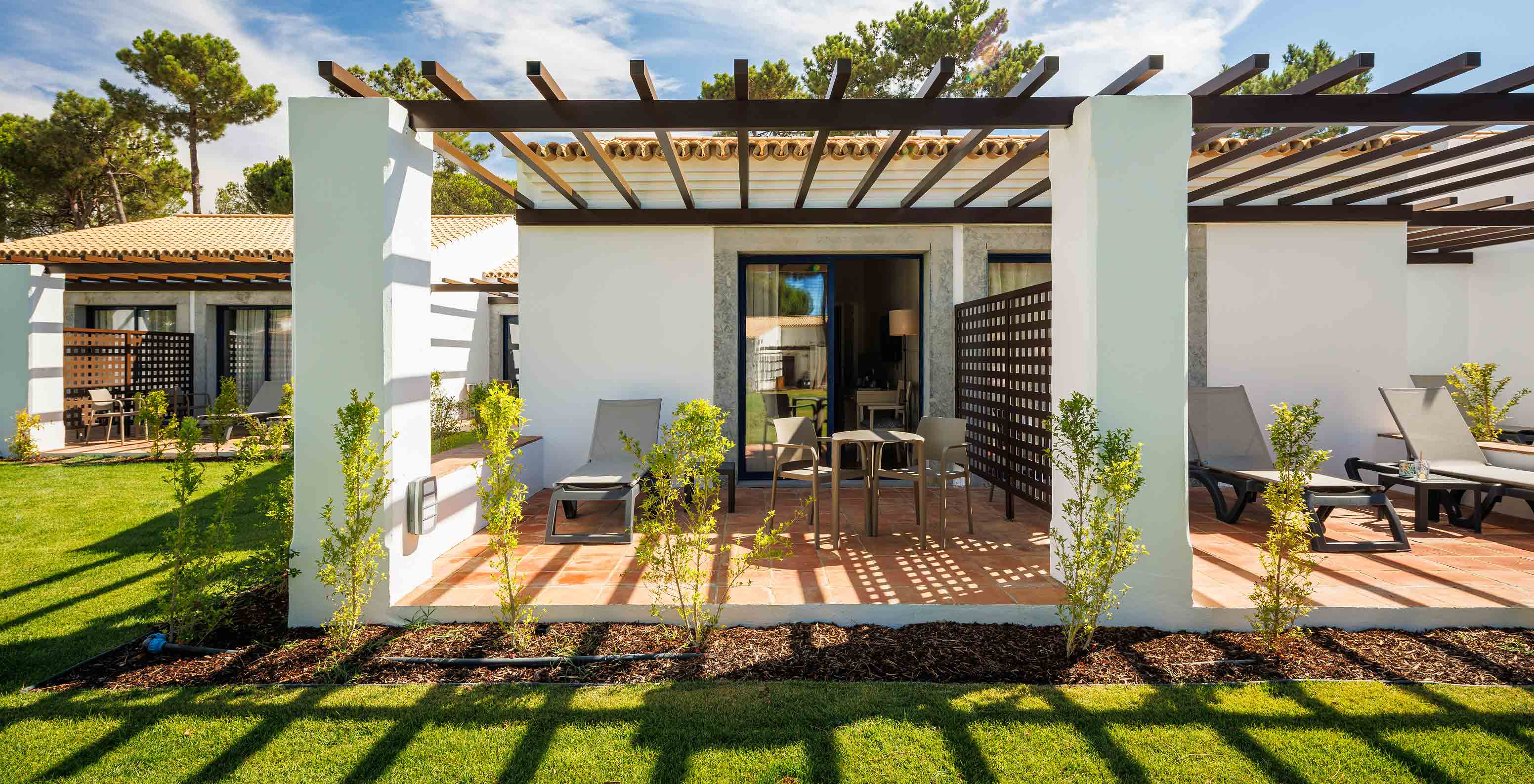 O Superior Vista Jardim do Pestana Vila Sol - Vilamoura tem uma varanda espaçosa com vista para o jardim