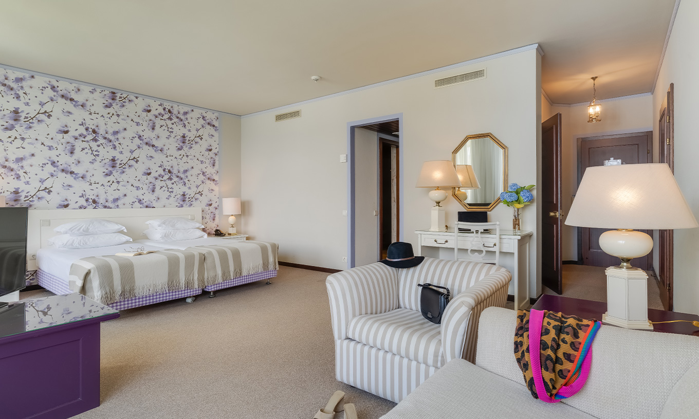 A Junior Suite Vista Mar do Pestana Bahia Praia tem um amplo espaço com duas camas individuais, com um sofá e uma cadeira