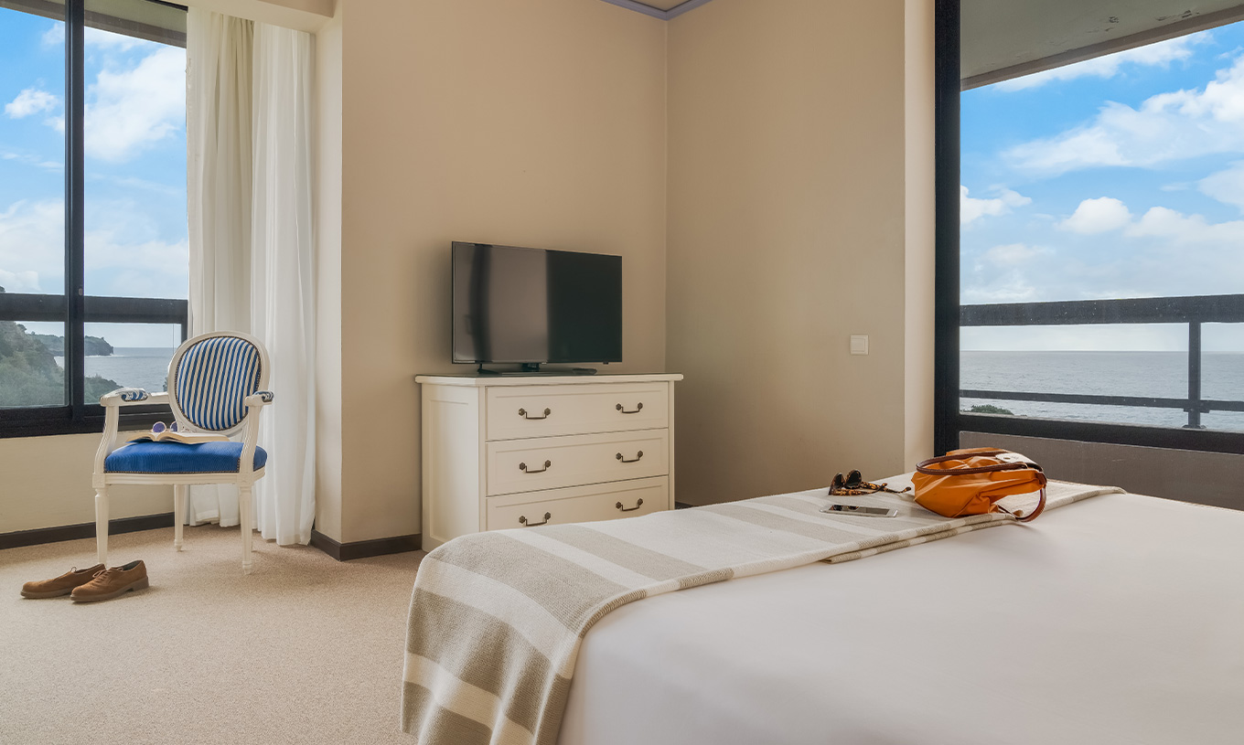 O Standard Vista Mar do Pestana Bahia Praia tem duas janelas, ambas com vista mar e parte da paisagem verde da ilha