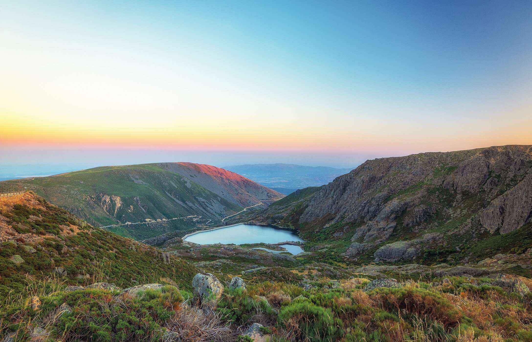 A Serra da Estrela revela a sua beleza natural, mesmo sem neve, com paisagens deslumbrantes e trilhas encantadoras
