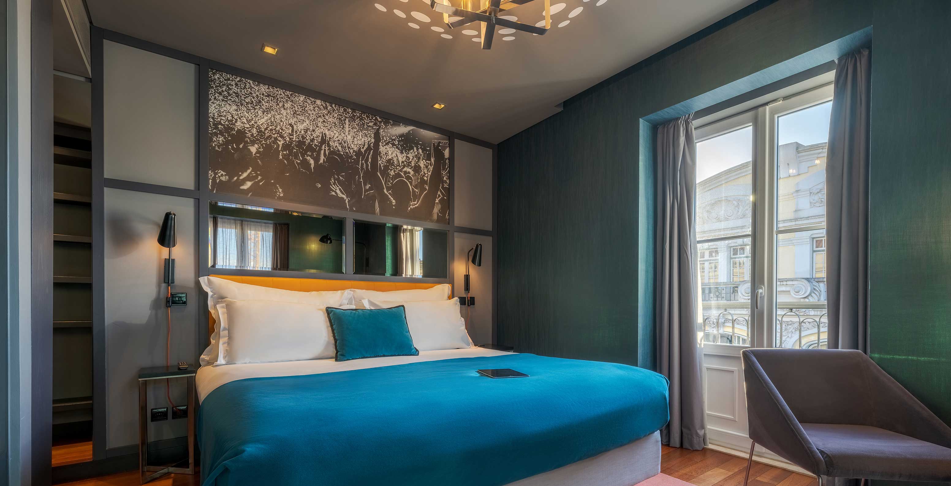 O CR7 Superior do Pestana CR7 Lisboa tem uma cama de casal e uma janela com uma bela vista