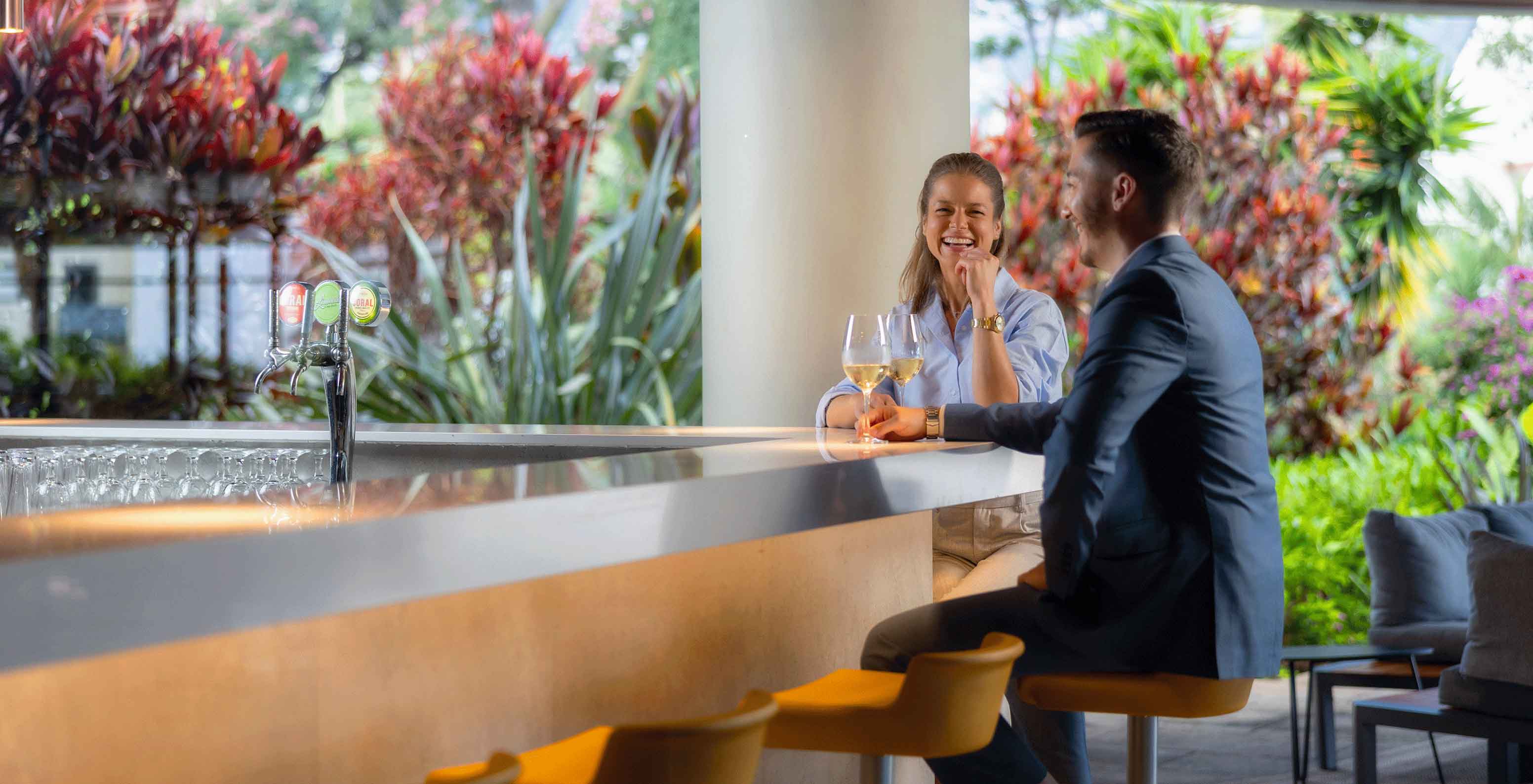 O Bar On, do Hotel 5 Estrelas no Centro do Funchal, com vegetação em segundo plano e copos de vinho 