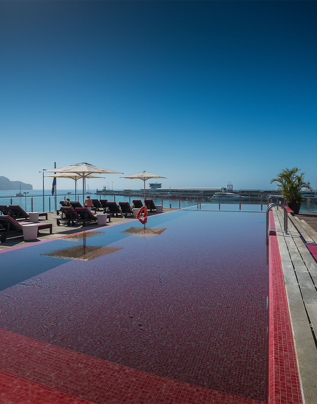 Vista da piscina exterior rosa para o mar, no hotel da marca do Cristiano Ronaldo, no centro do Funchal