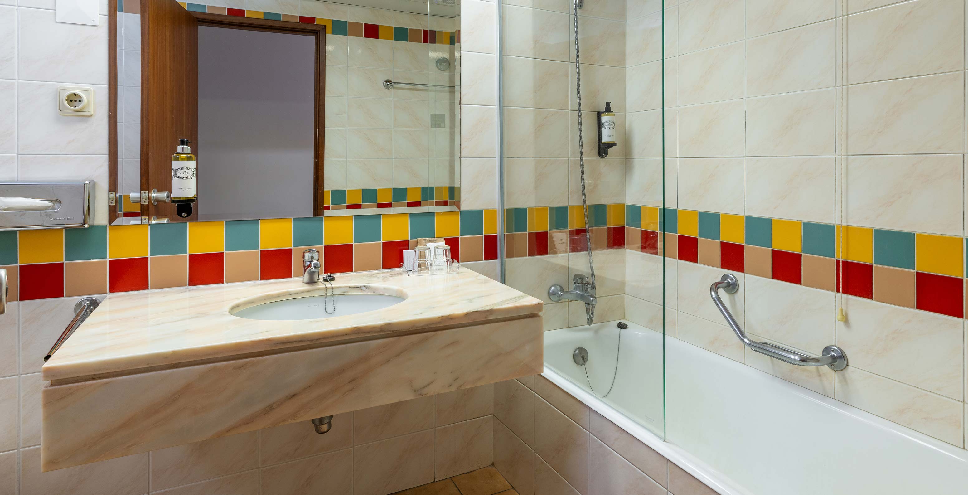 O Premium Sea View do Pestana Ocean Bay All Inclusive tem uma casa de banho em azulejos com banheira, lavatório e espelho