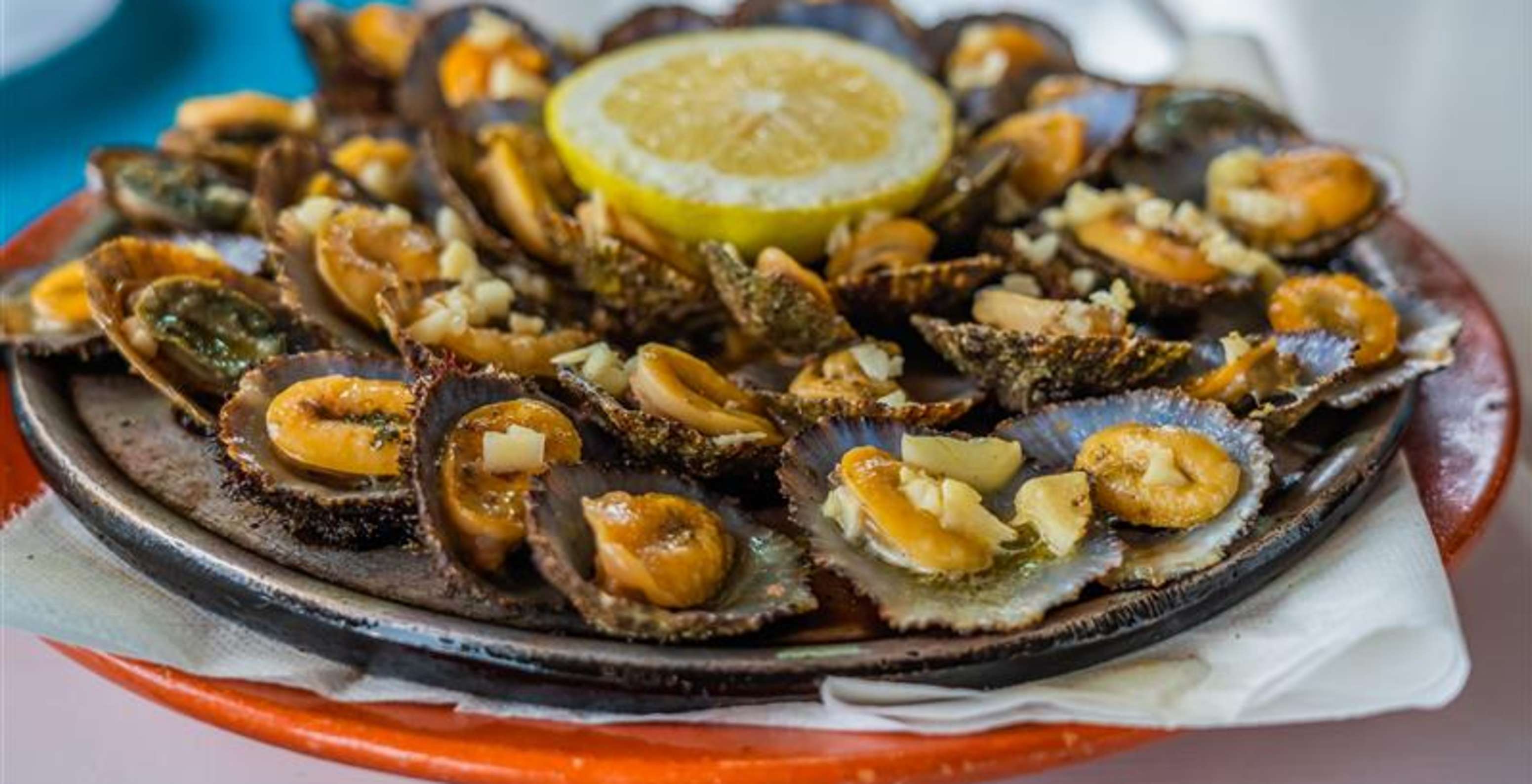 O restaurante Madeira Lovers,  Resort de 5 Estrelas no Porto Santo tem um prato de lapas com um limão no meio