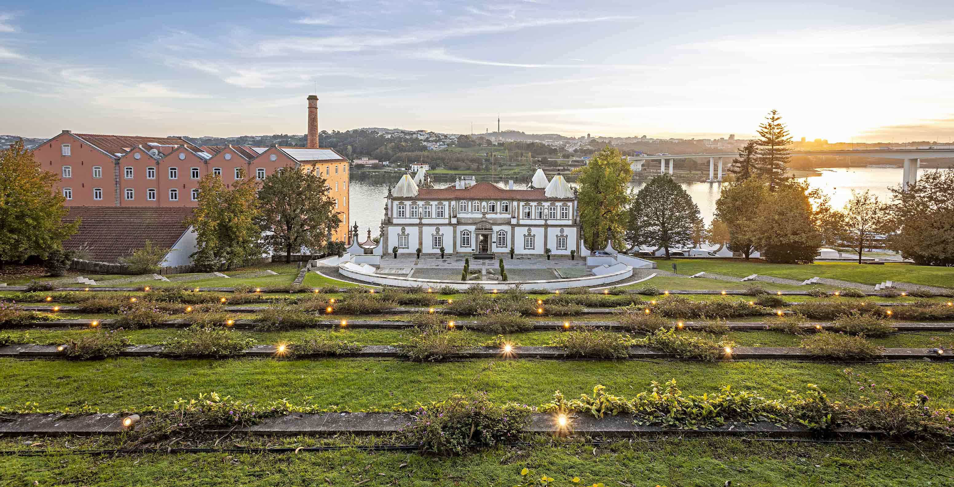 Vista panorâmica do Pestana Palácio do Freixo, com jardins à frente e o rio Douro atrás
