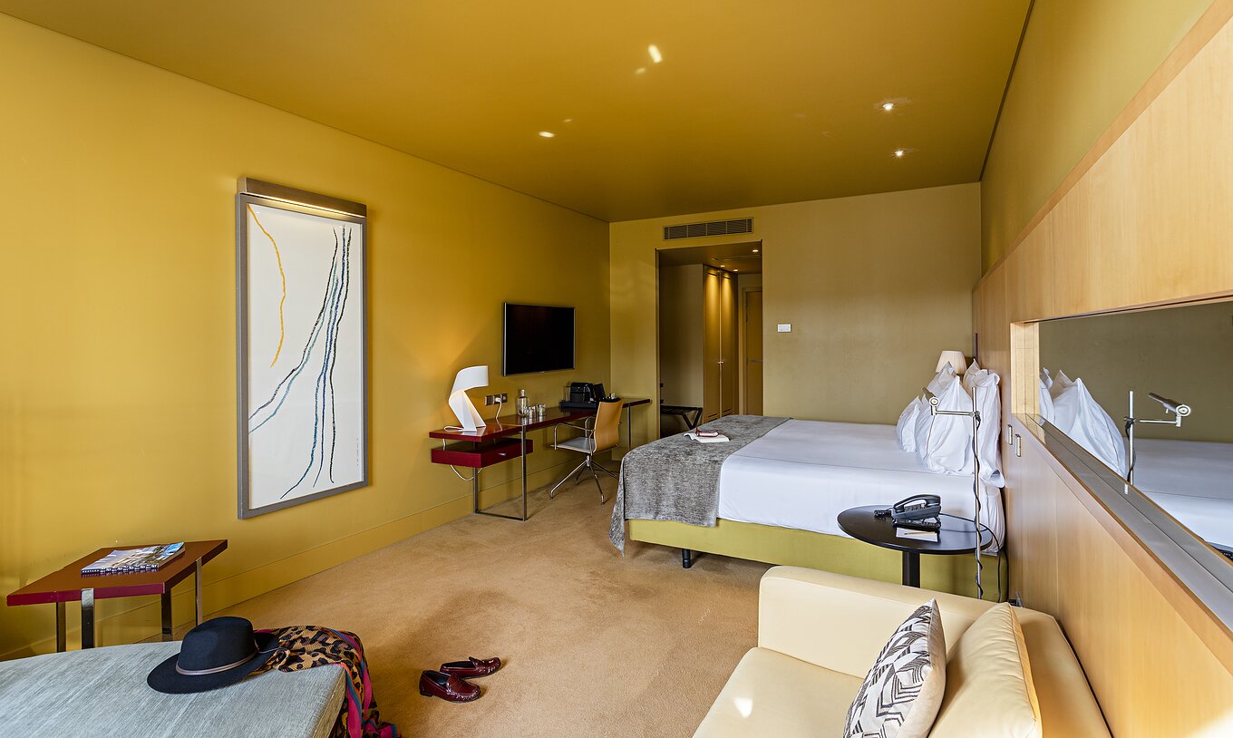 O Superior do Pestana Palácio do Freixo tem uma cama de casal, um sofá cama e uma secretária