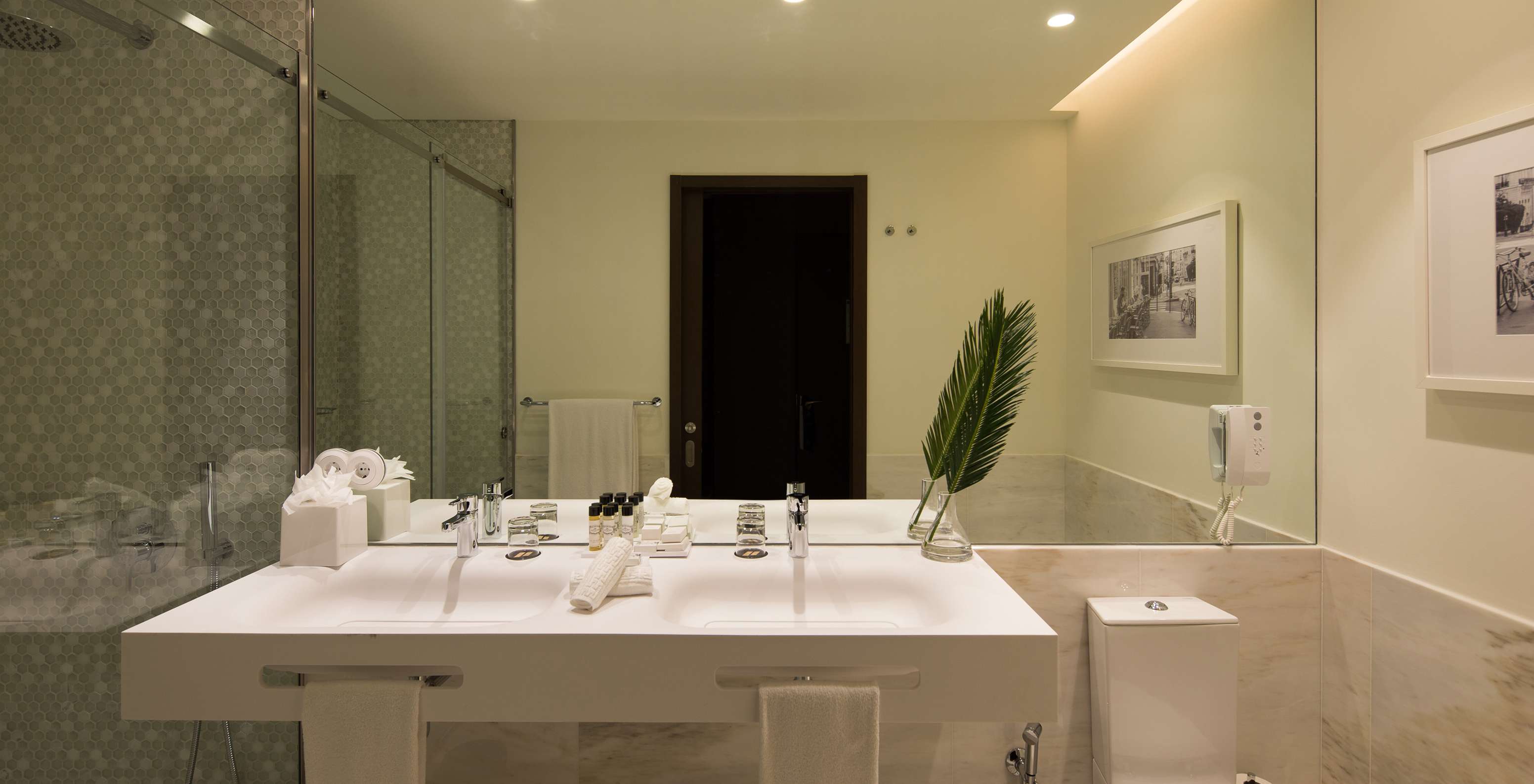 O Deluxe Executive do Pestana Porto - A Brasileira tem uma casa de banho com dois lavatórios e uma sanita com chuveiro