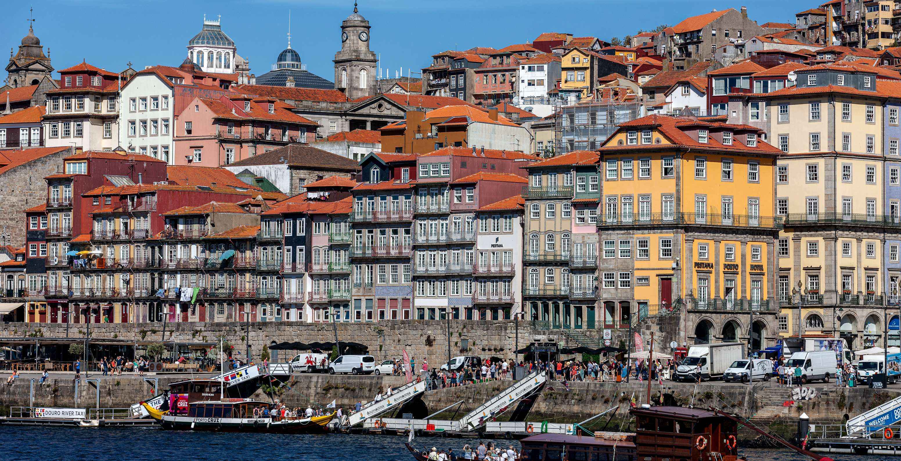 Fique no Pestana Vintage Porto, e passeie pela na Ribeira, famosa pelas suas típicas casas e barcos turísticos