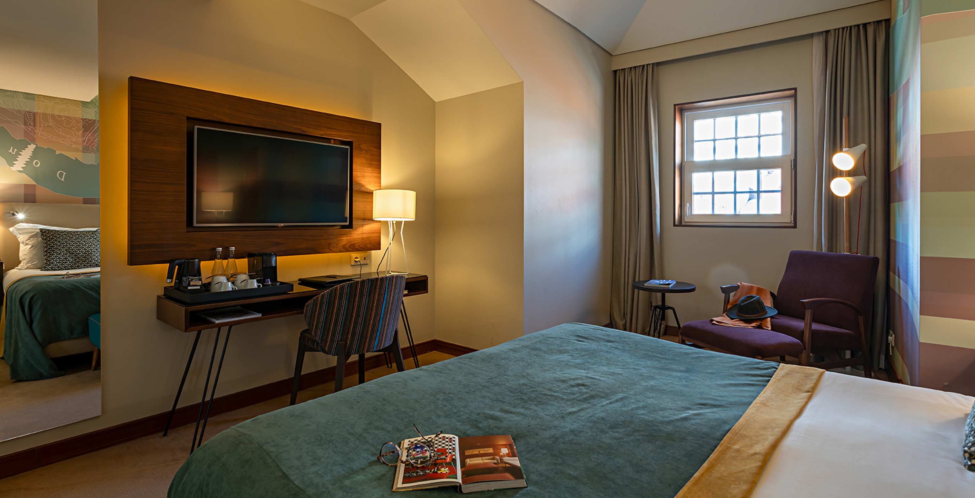 O Classic do Pestana Vintage Porto tem uma televisão em frente à cama, uma janela com vista e um espelho