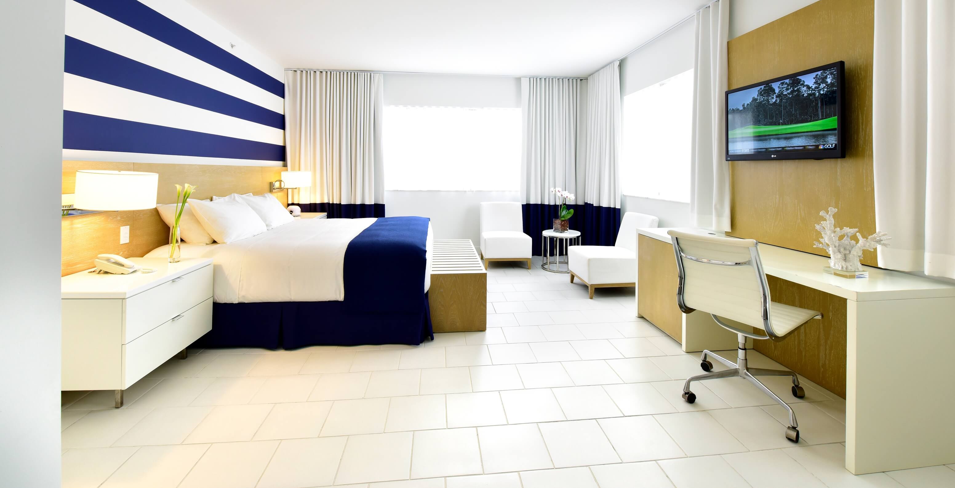 O Superior King - Para Pessoas com Mobilidade Reduzida do Pestana Miami South Beach conta com uma cama de casal, mesa de cabeceira, televisão