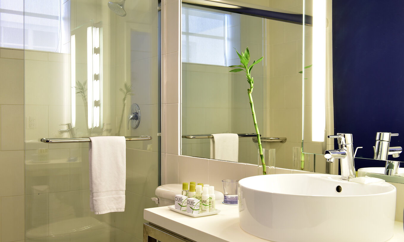 O Clássico Duplo - Para Pessoas com Mobilidade Reduzida do Pestana Miami South Beach conta com lavatório, espelho, chuveiro e sanita