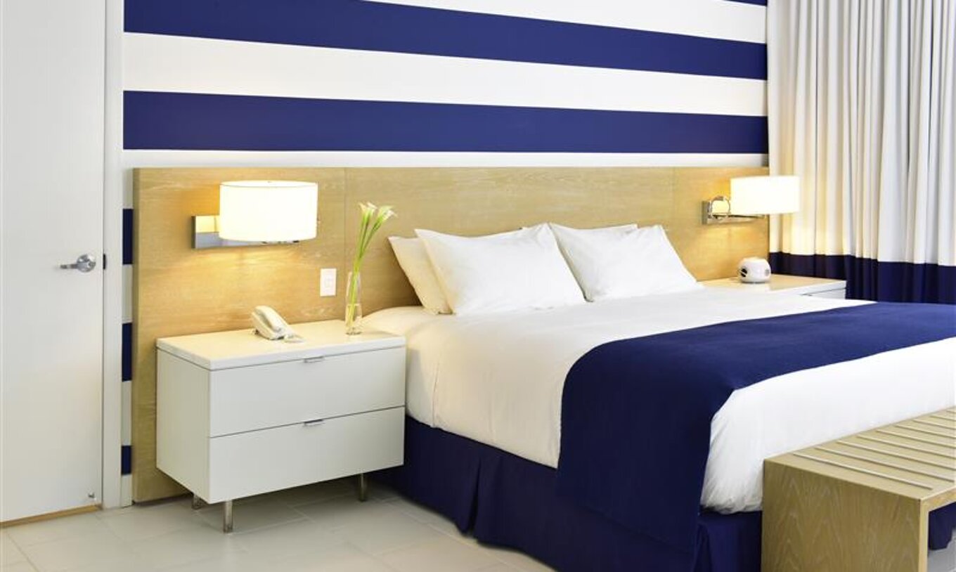 O Superior King do Pestana Miami South Beach conta com uma cama de casal, mesa de cabeceira e um candeeiro